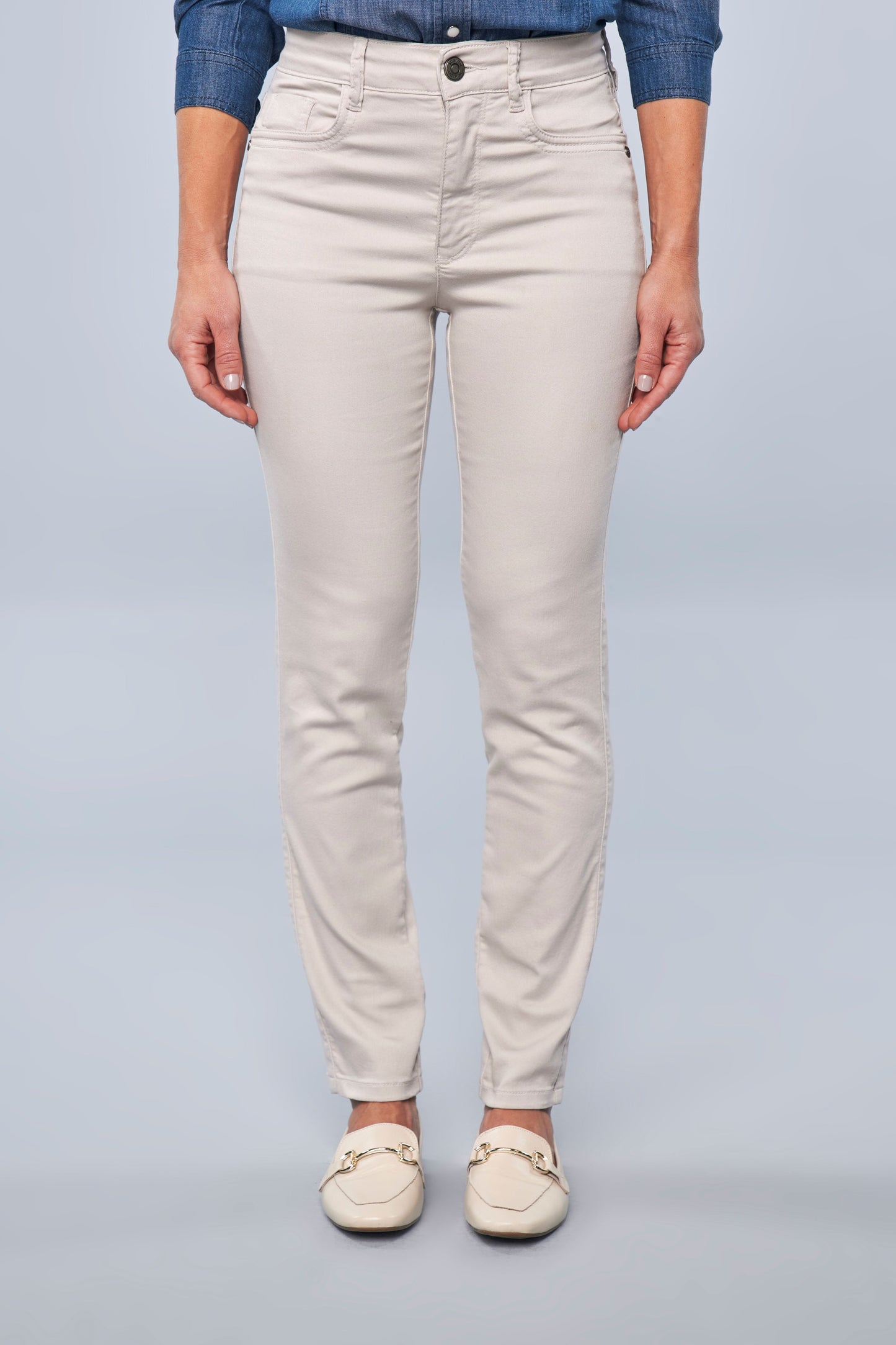 calça sarja color skinny cintura intermediária com cristais