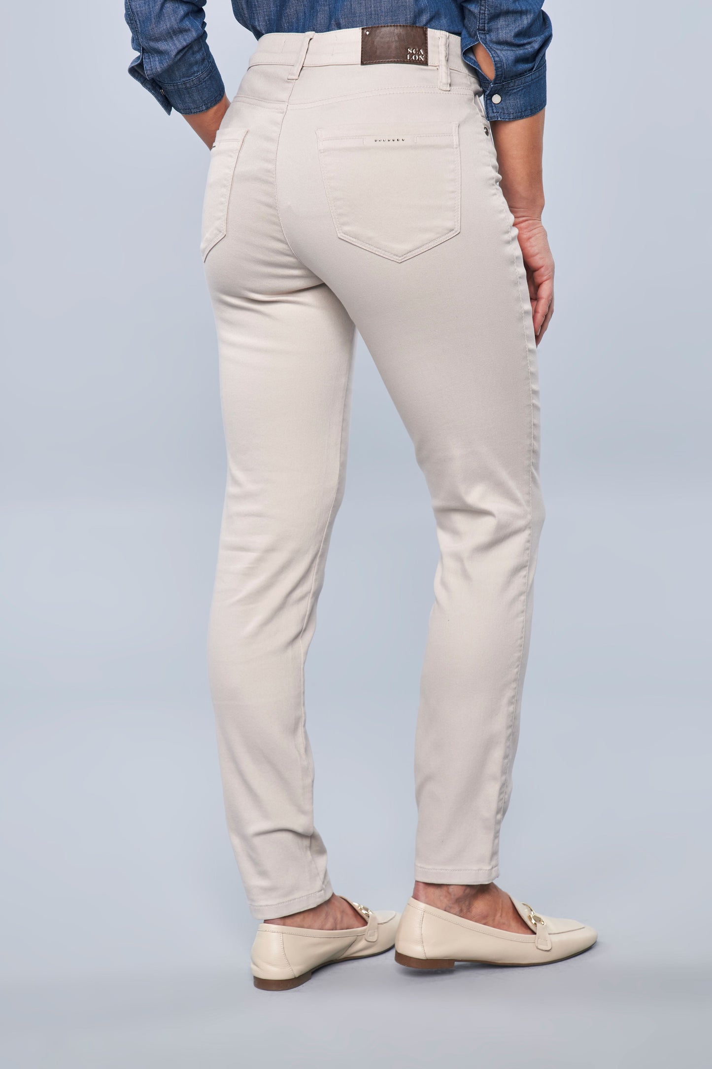 calça sarja color skinny cintura intermediária com cristais