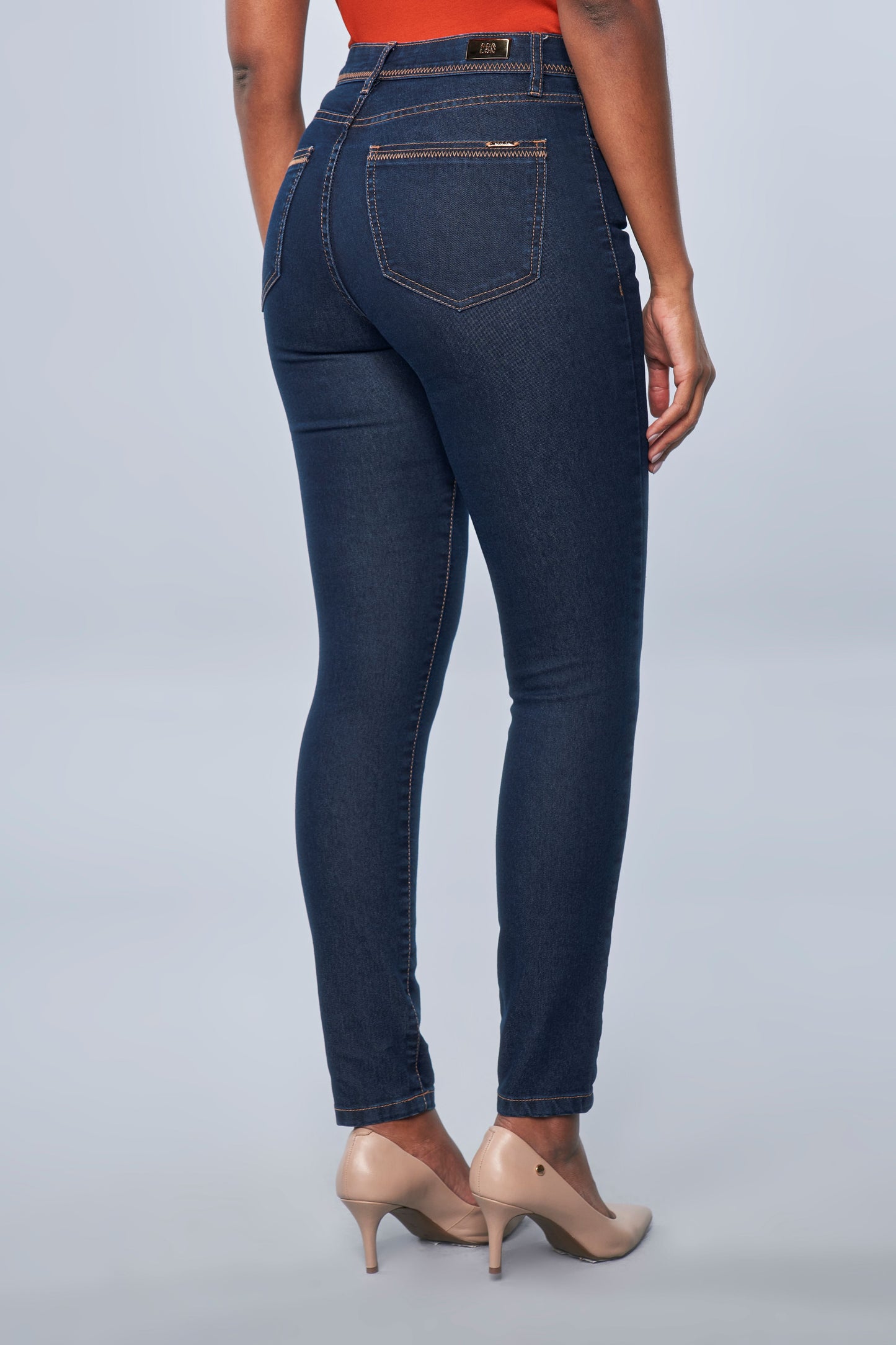 calça jeans skinny cintura intermediária com pespontos zig zag