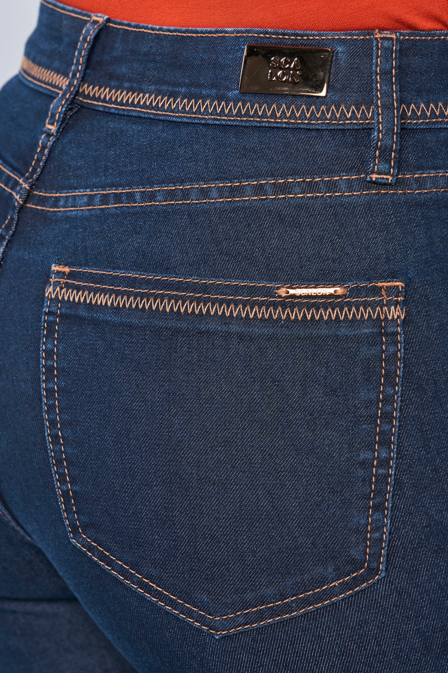 calça jeans skinny cintura intermediária com pespontos zig zag
