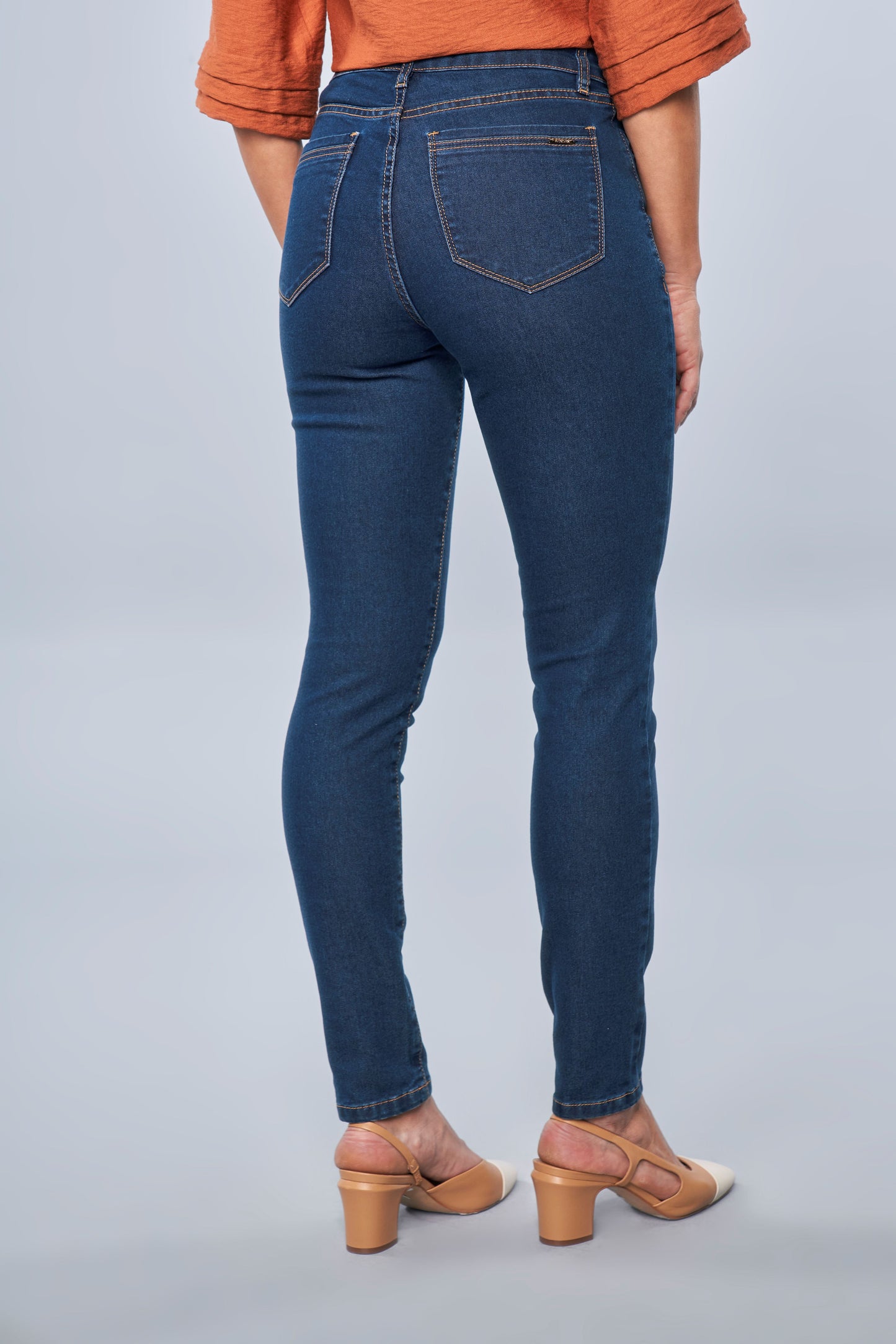 calça jeans skinny cintura intermediária detalhe cristais