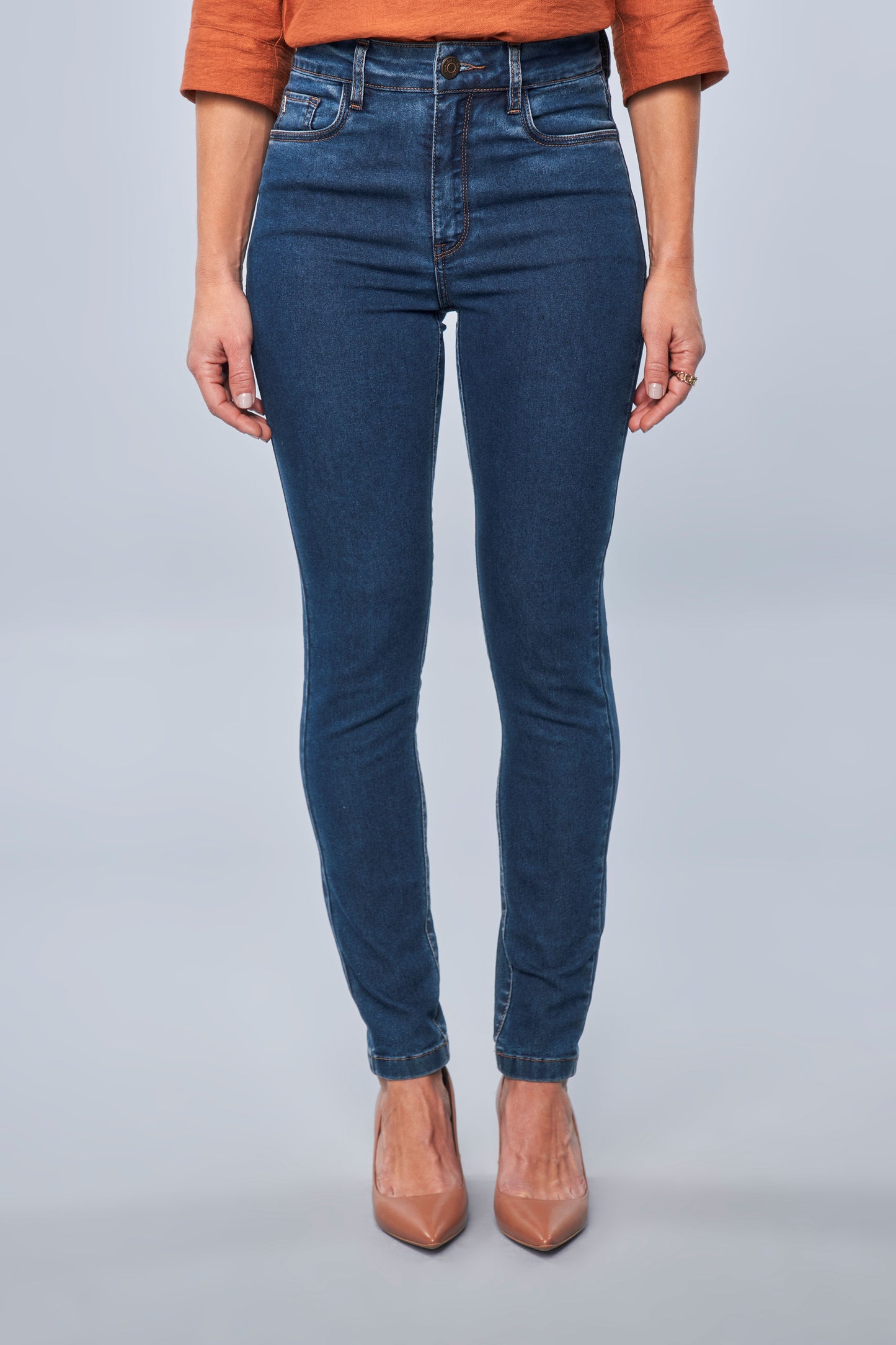 calça jeans skinny cintura intermediária com detalhe bolsos traseiros