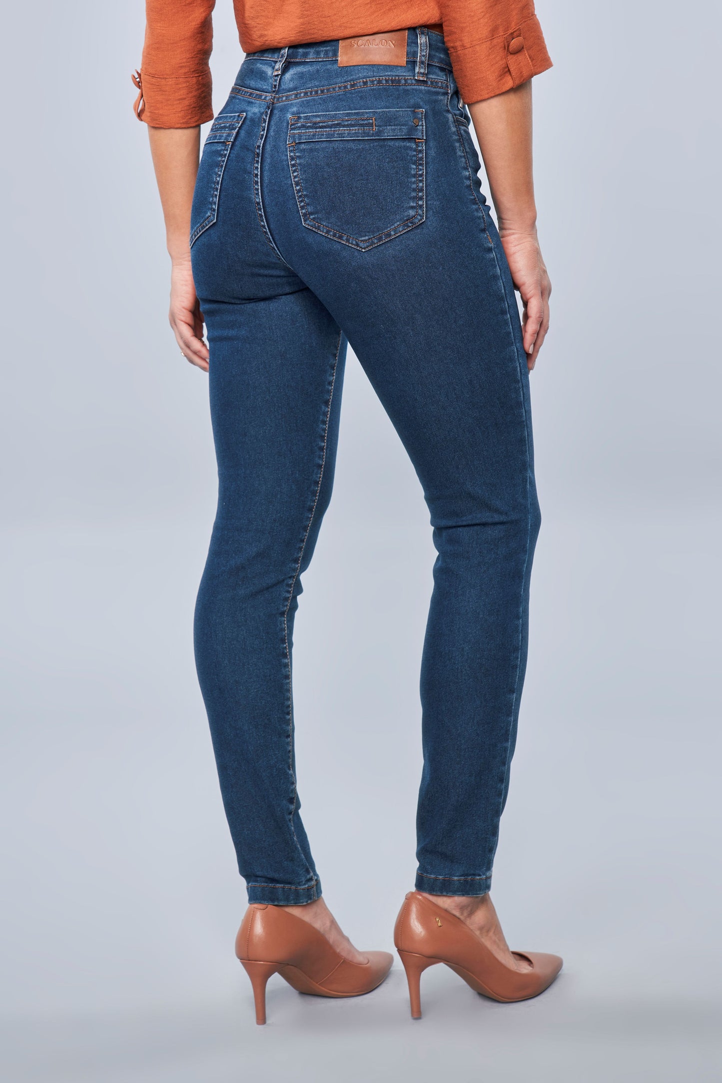calça jeans skinny cintura intermediária com detalhe bolsos traseiros