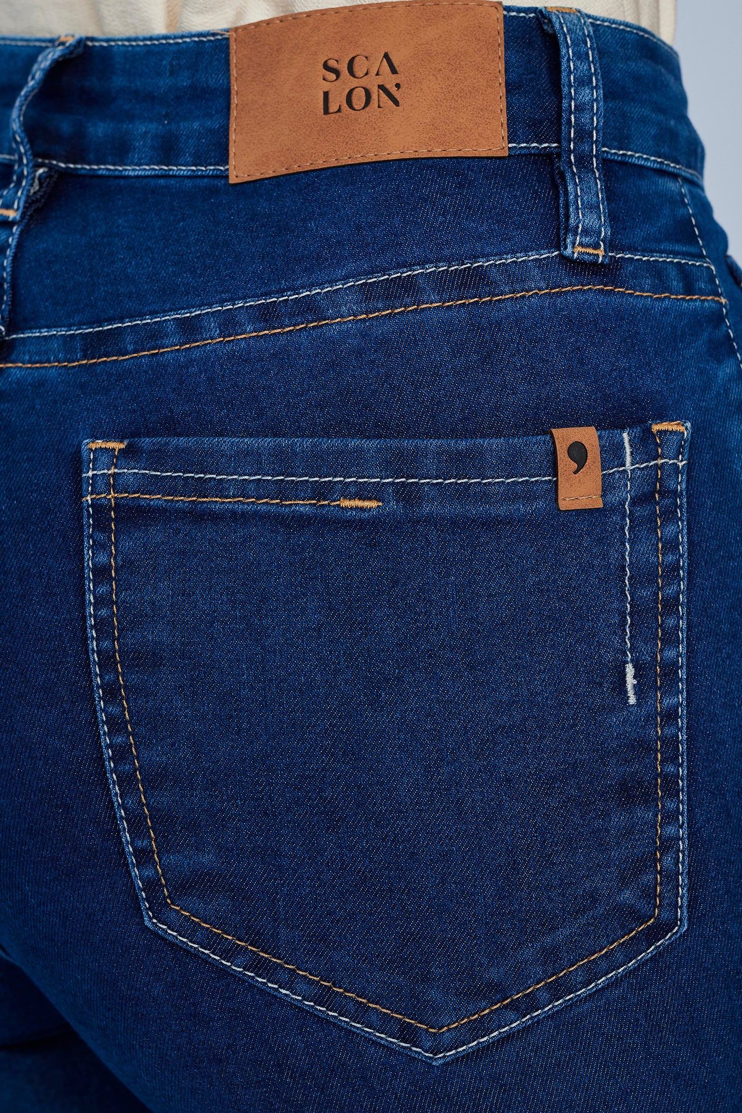 calça jeans skinny cintura intermediária pespontos interrompidos