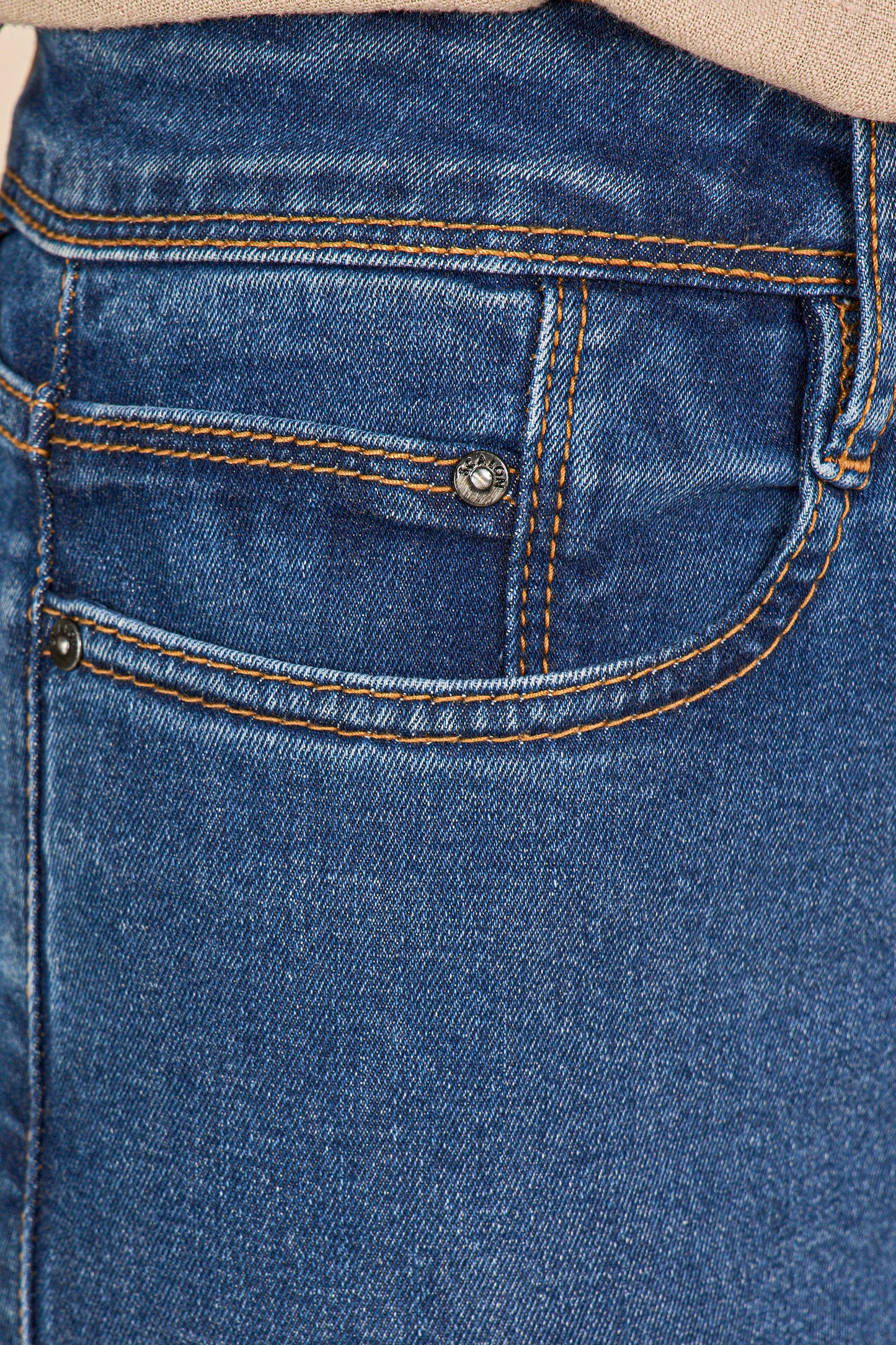 calça jeans skinny cintura intermediária com detalhe bolso relógio