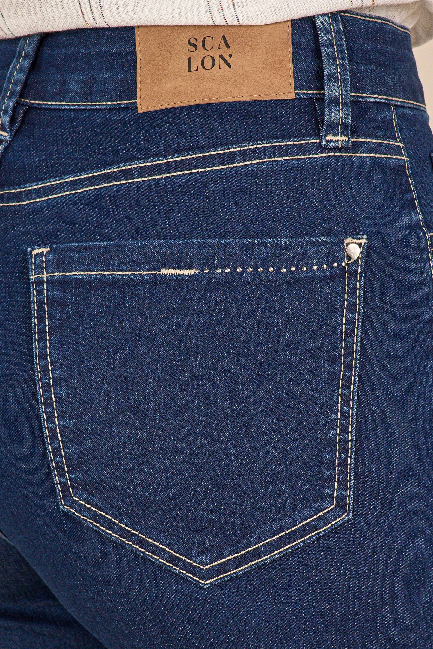 calça jeans skinny cintura intermediária com pespontos e termocolante