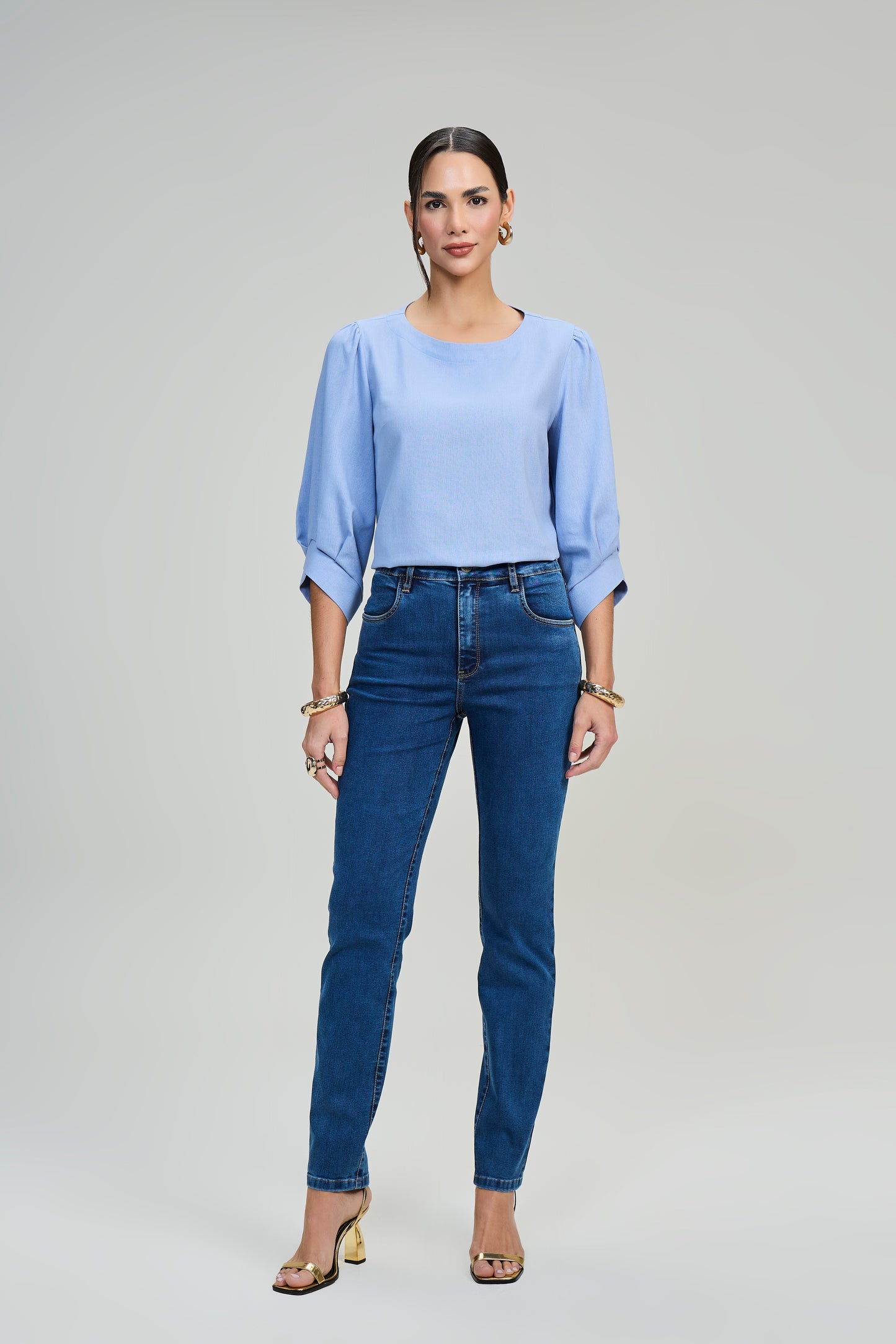 calça jeans skinny cintura intermediária com metais