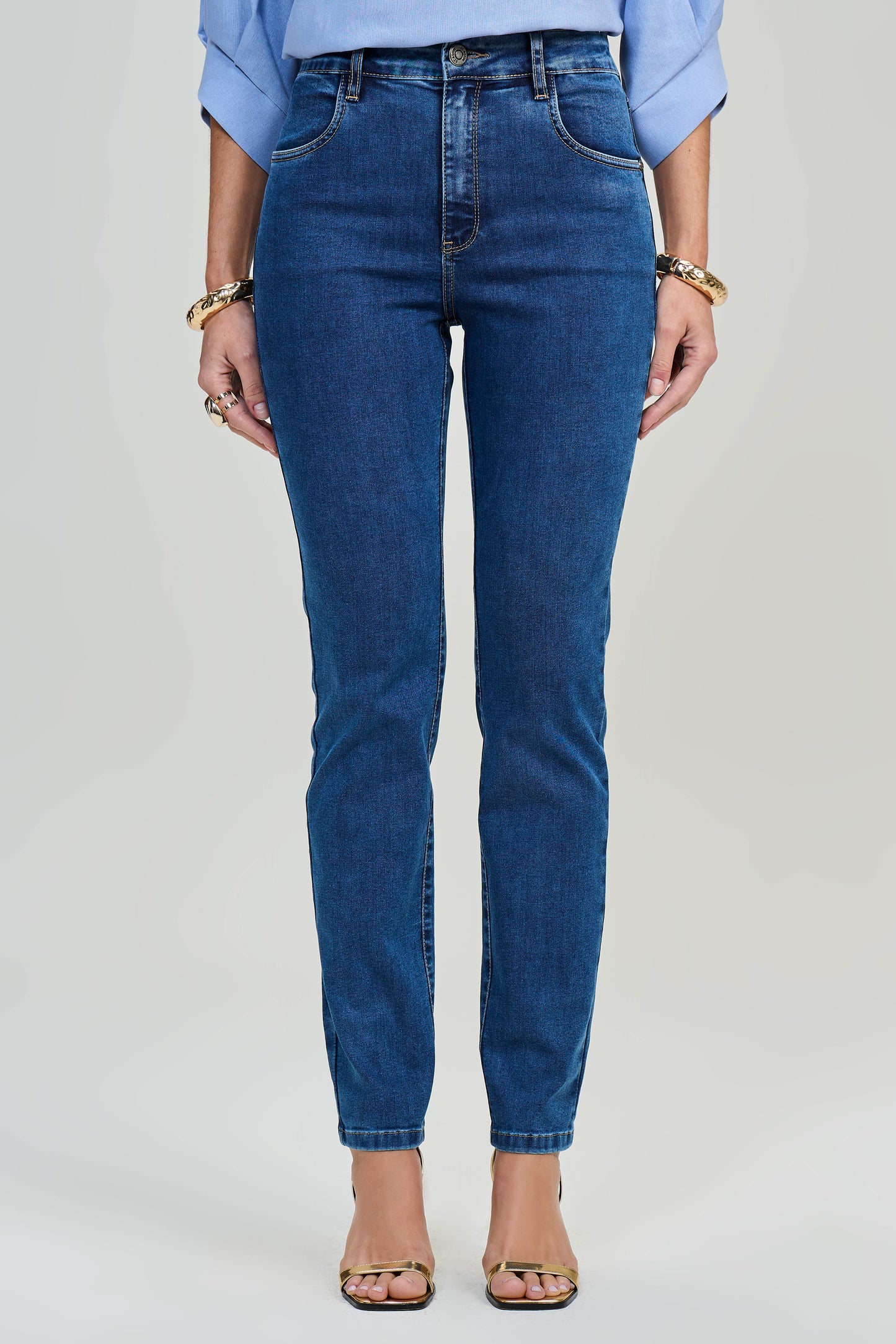 calça jeans skinny cintura intermediária com metais
