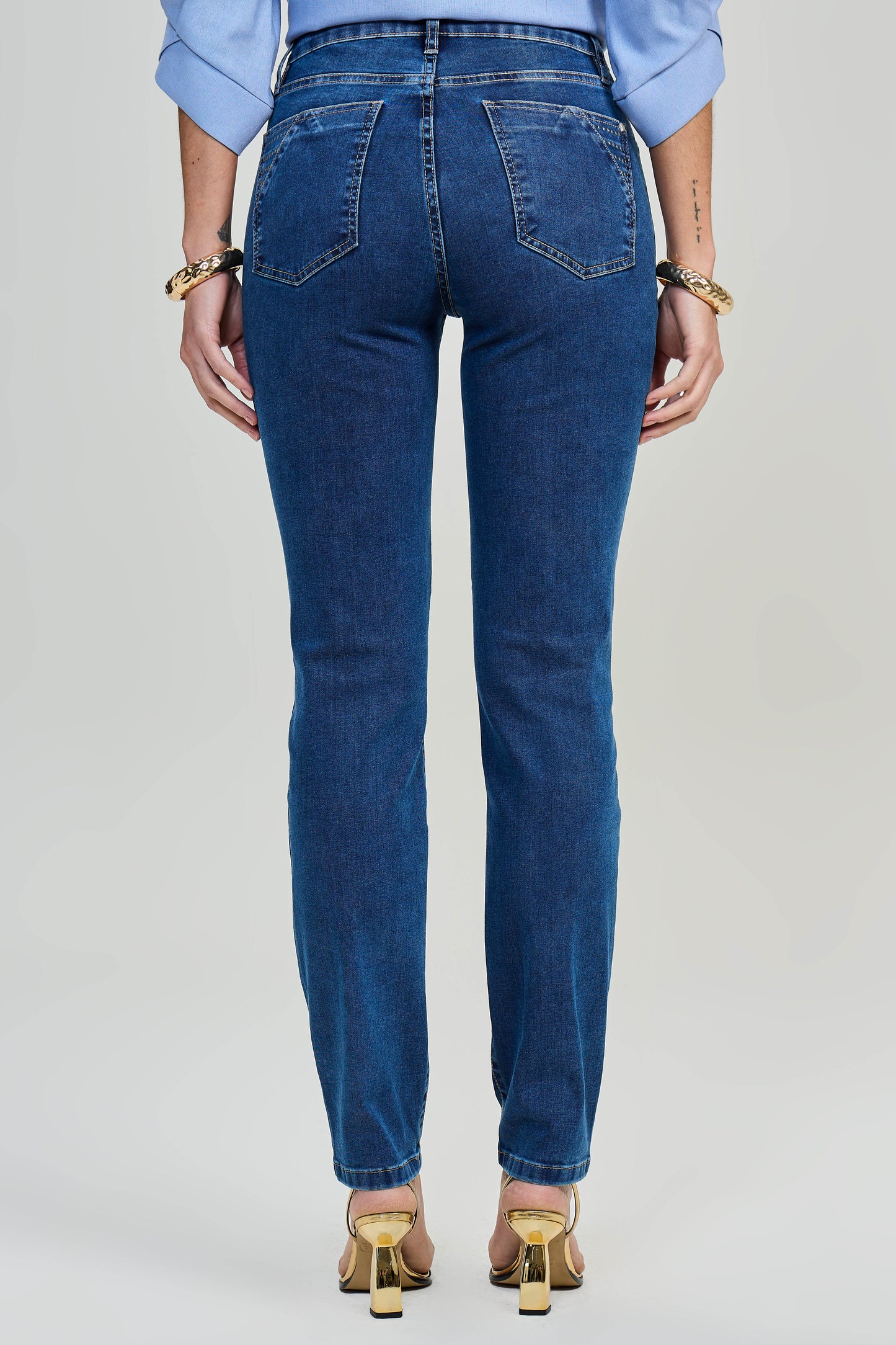 calça jeans skinny cintura intermediária com metais