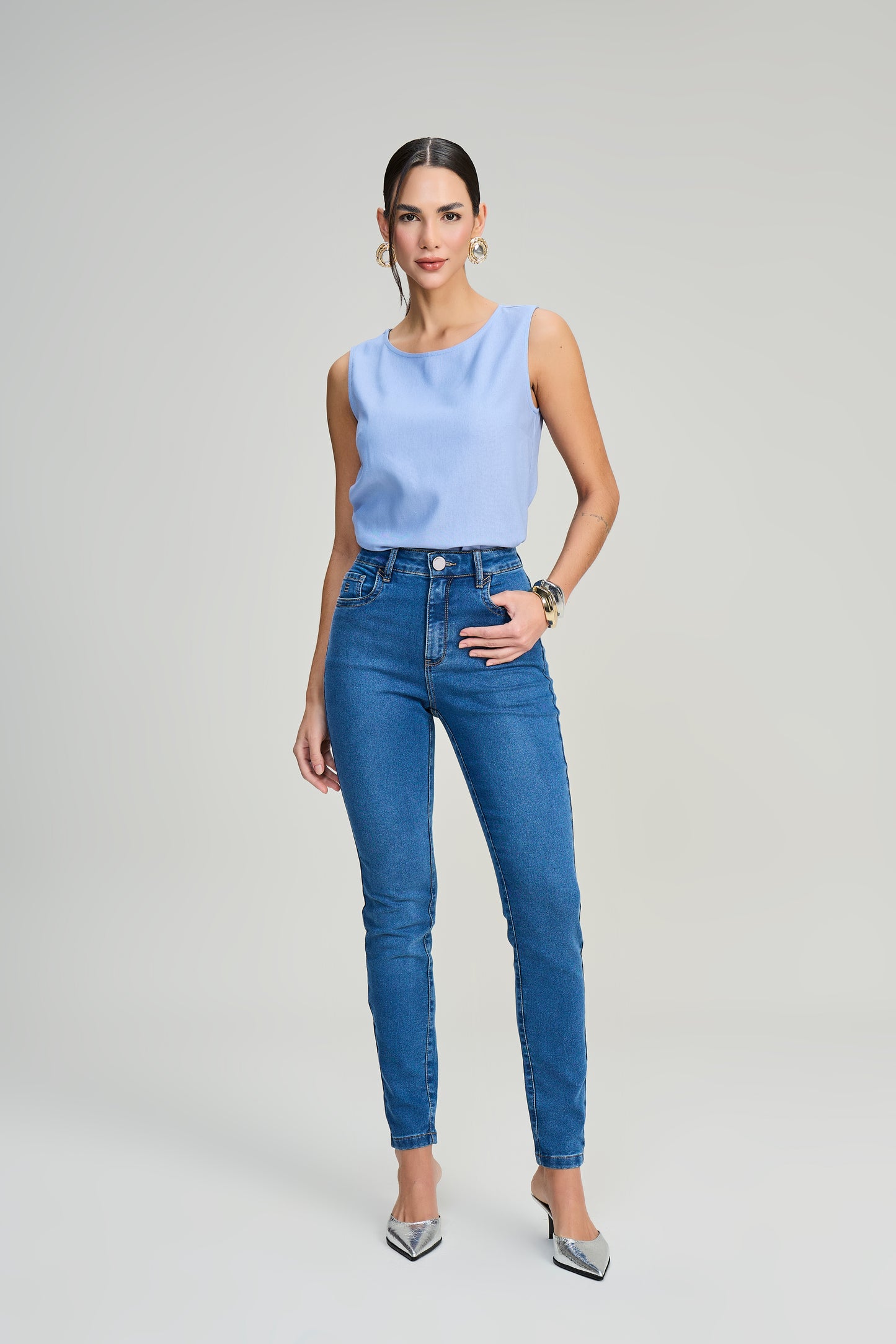 calça jeans skinny cintura intermediária com detalhe travete