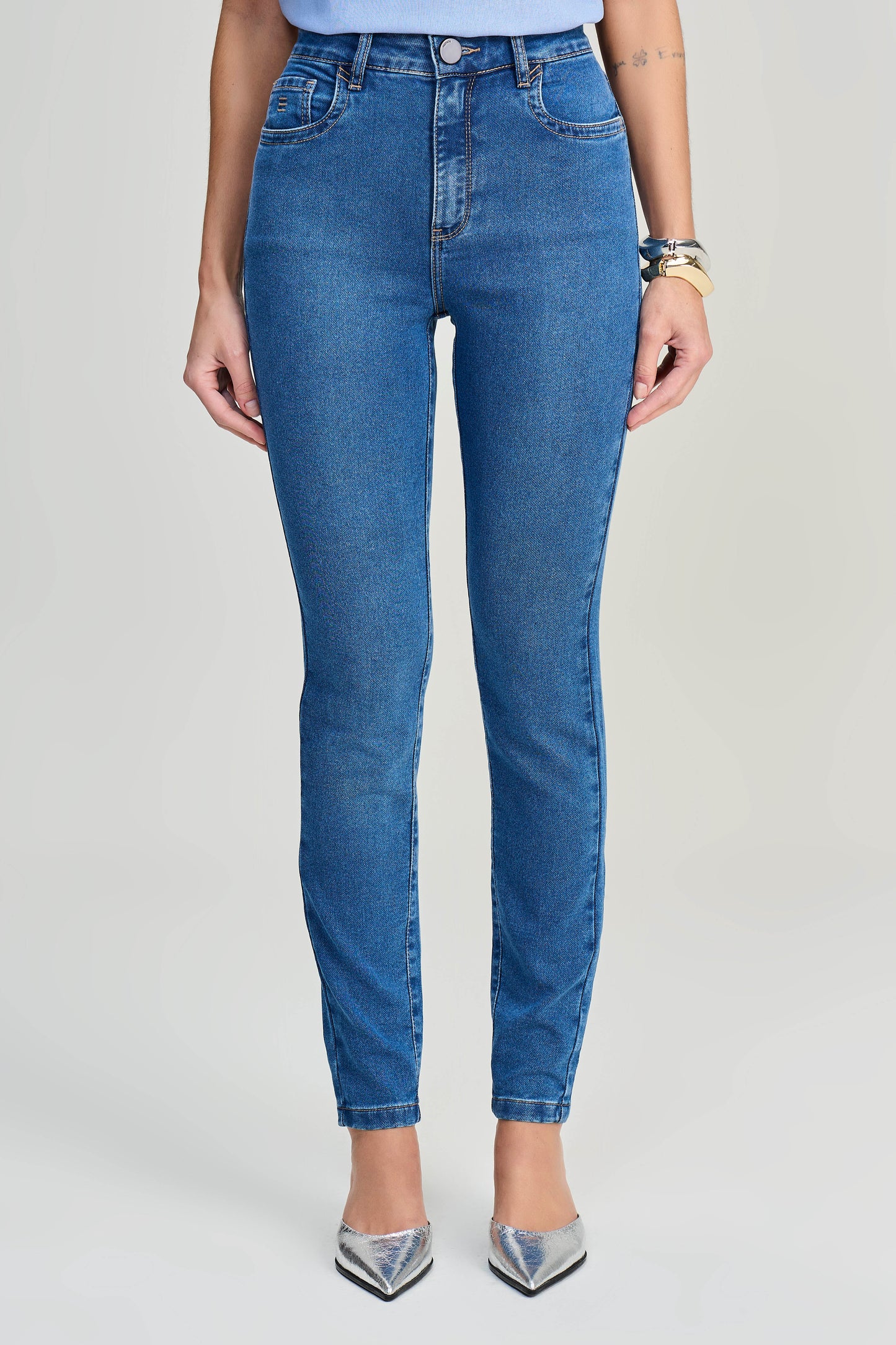 calça jeans skinny cintura intermediária com detalhe travete