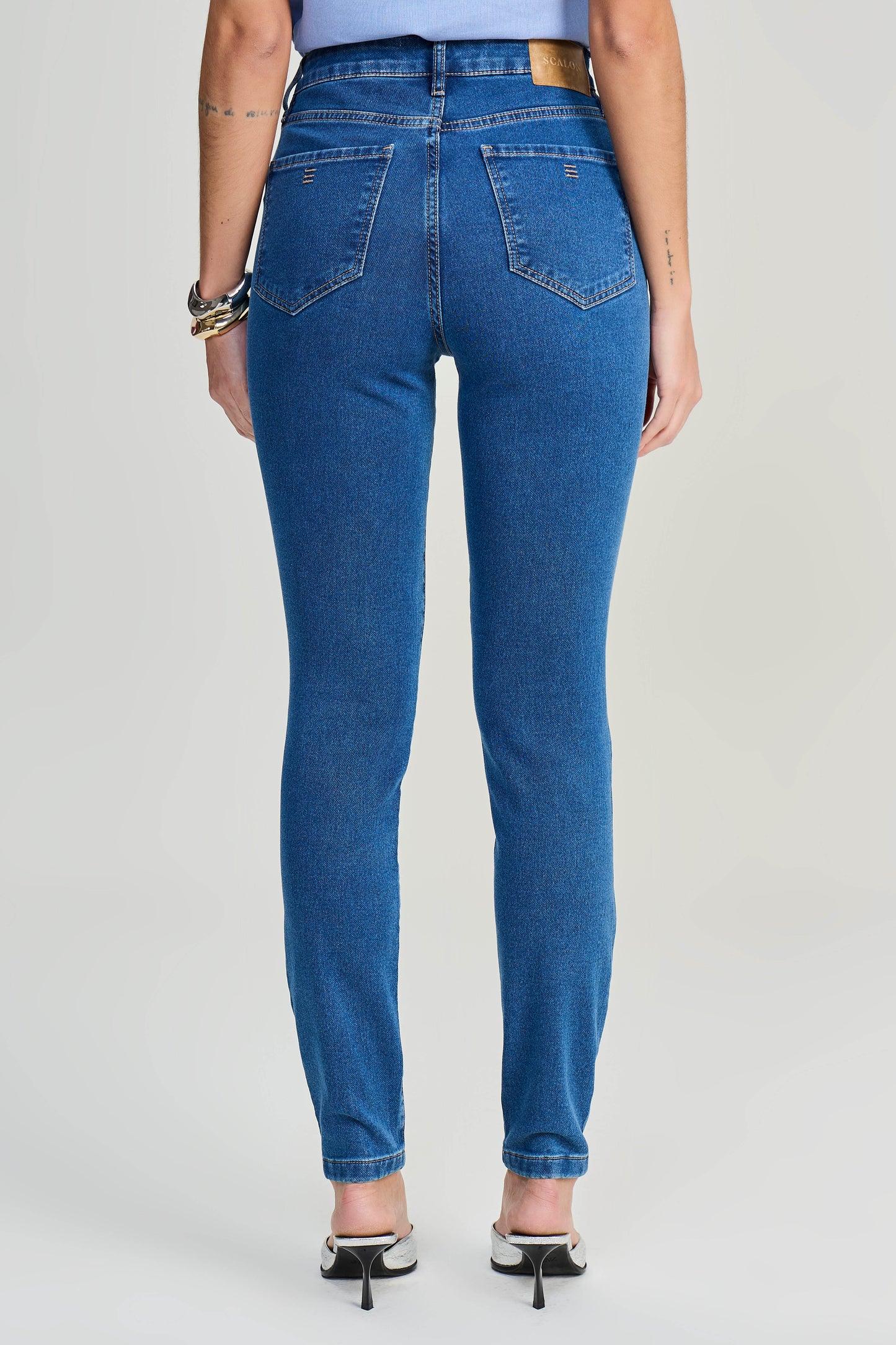 calça jeans skinny cintura intermediária com detalhe travete