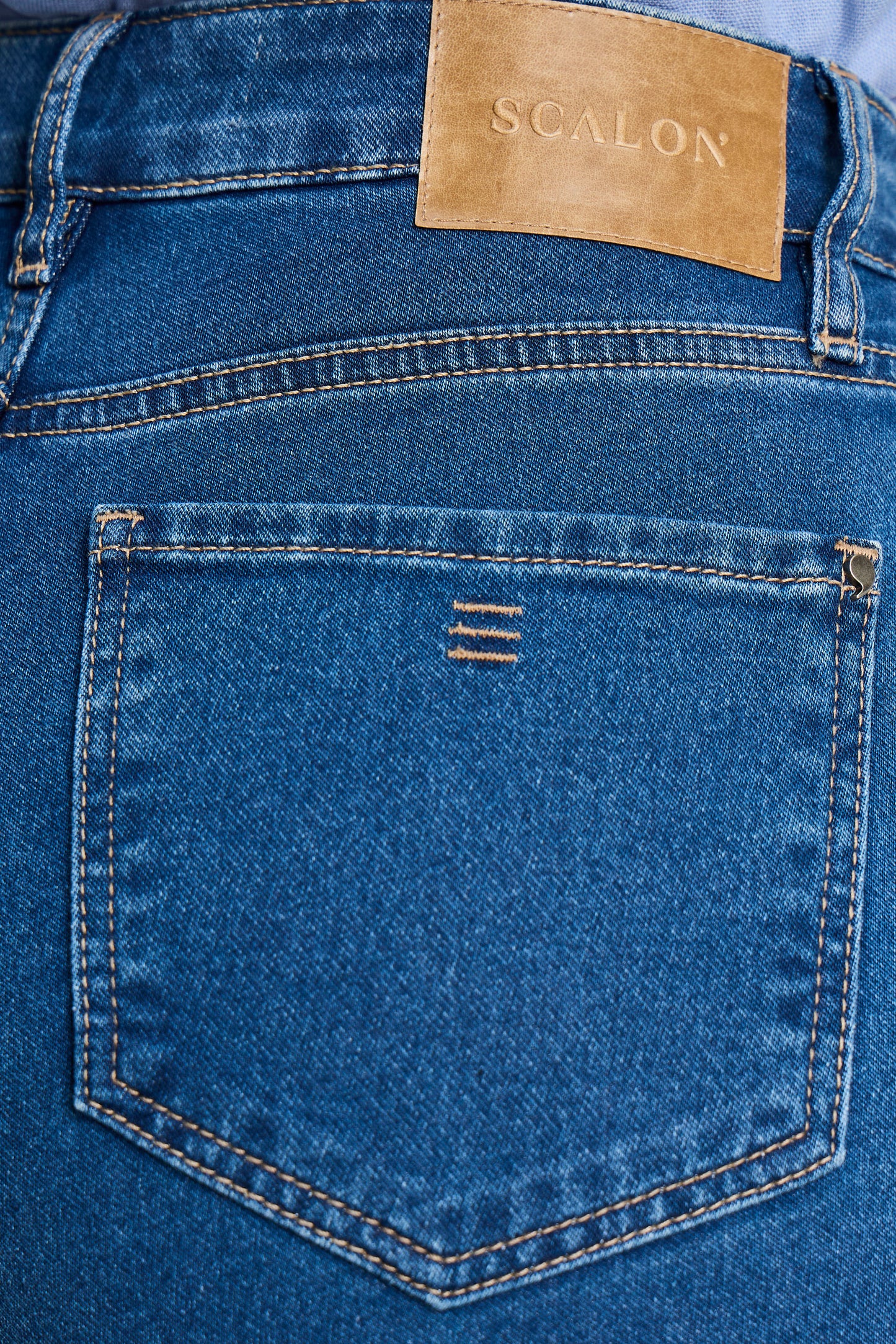 calça jeans skinny cintura intermediária com detalhe travete