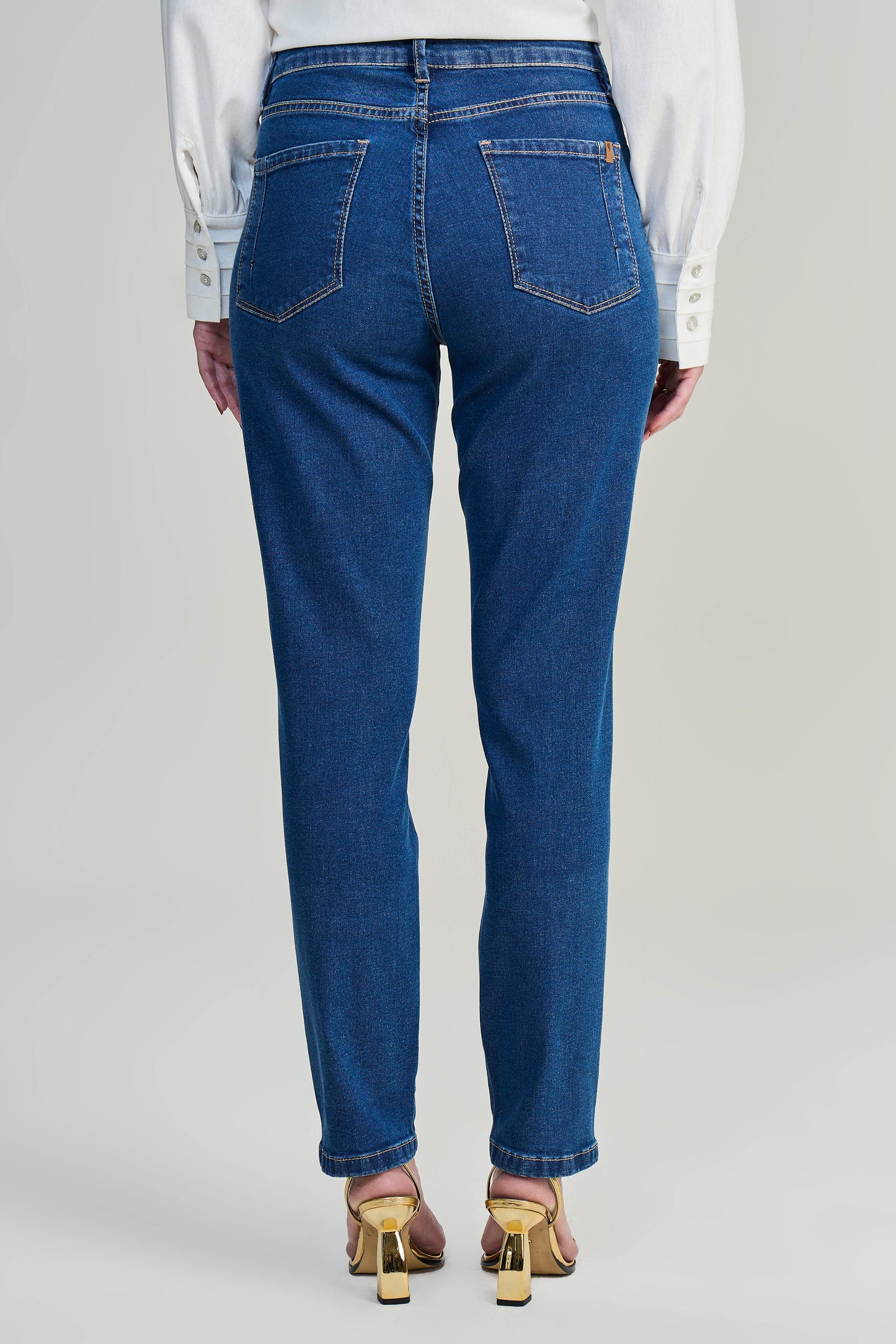 calça jeans skinny cintura intermediária com detalhe pences