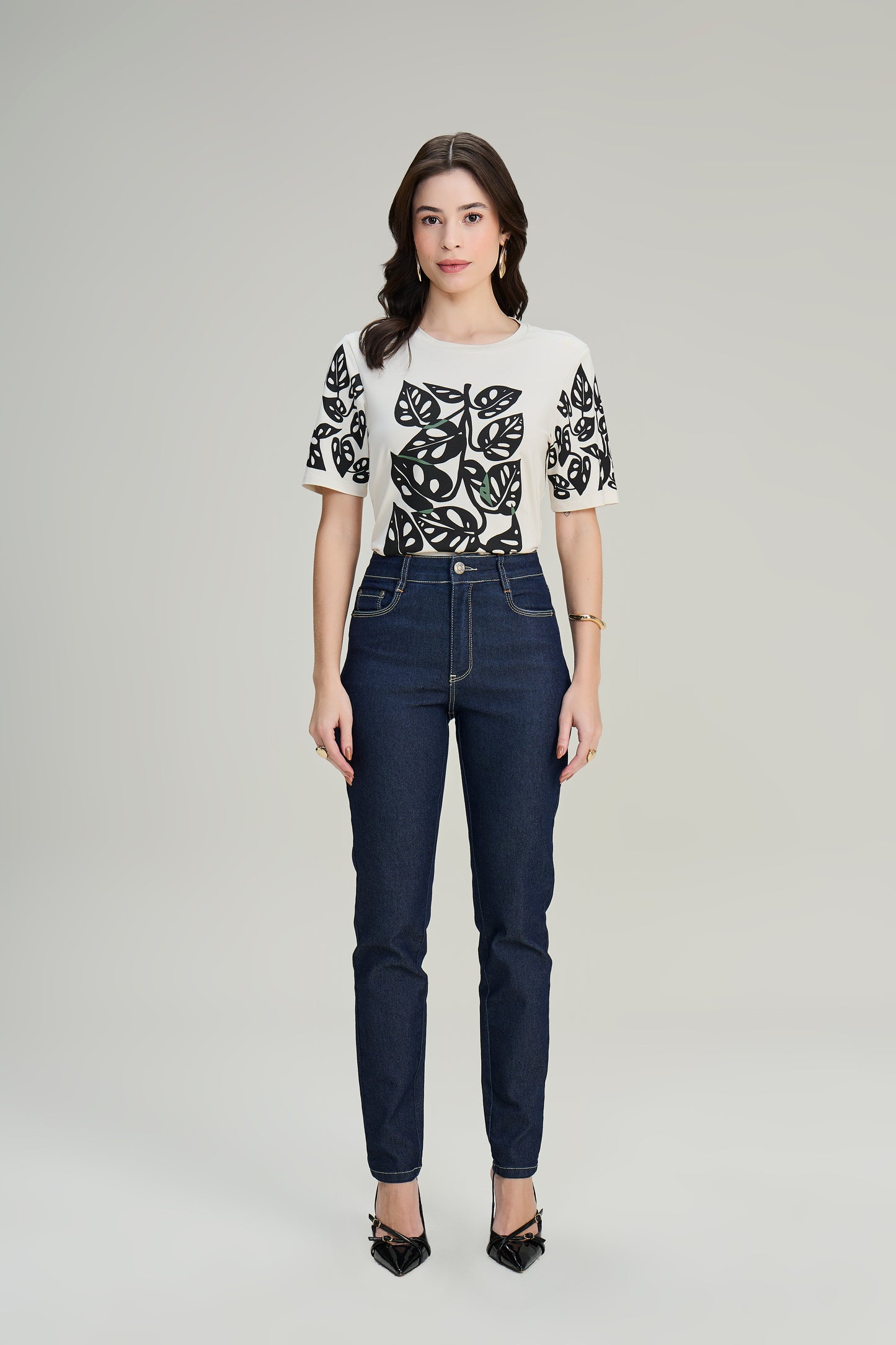 calça jeans skinny cintura intermediária com pespontos interrompidos