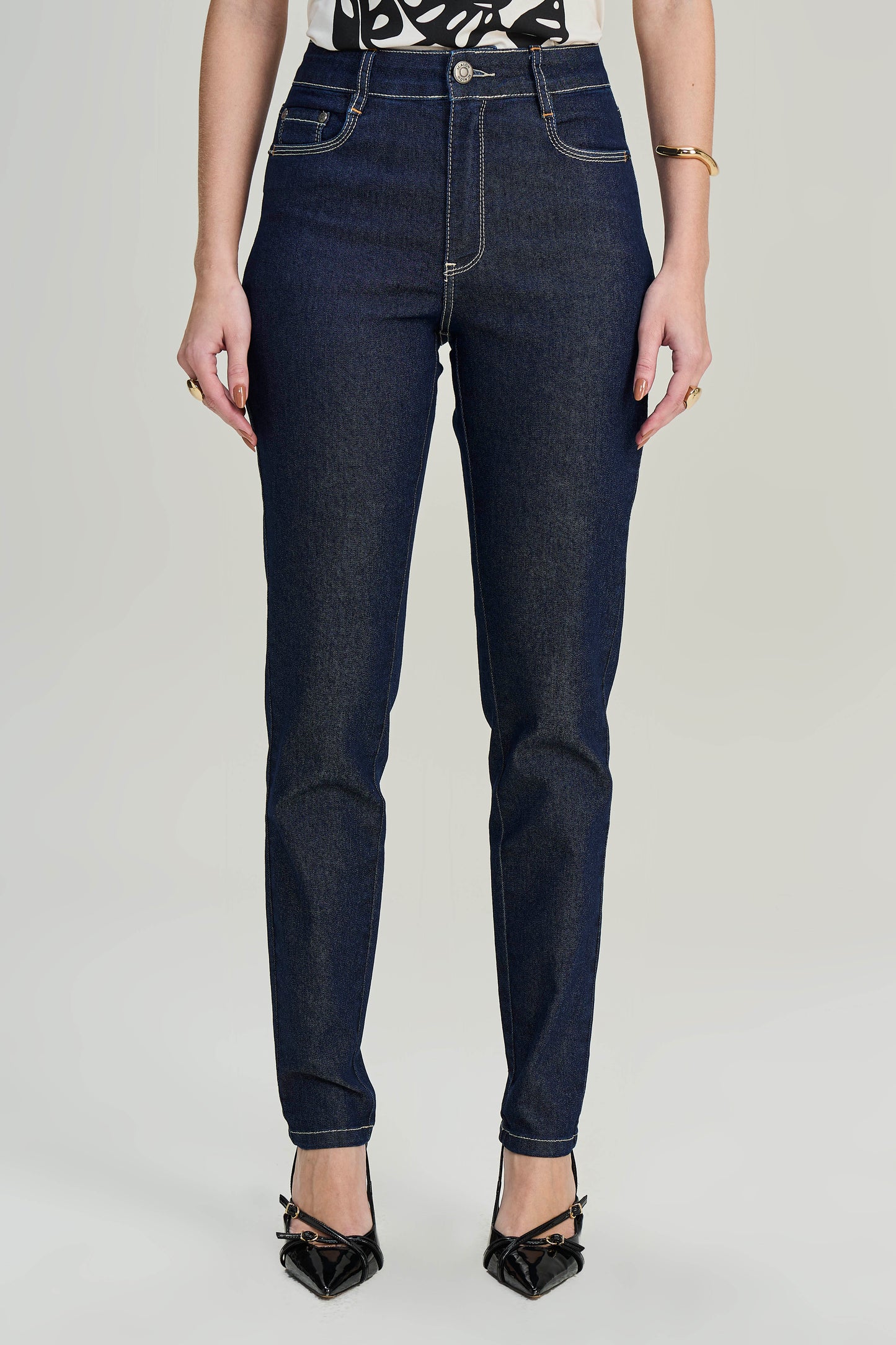 calça jeans skinny cintura intermediária com pespontos interrompidos