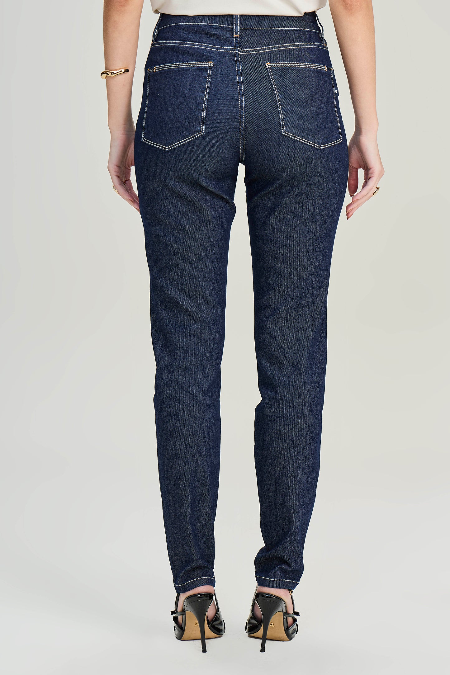 calça jeans skinny cintura intermediária com pespontos interrompidos