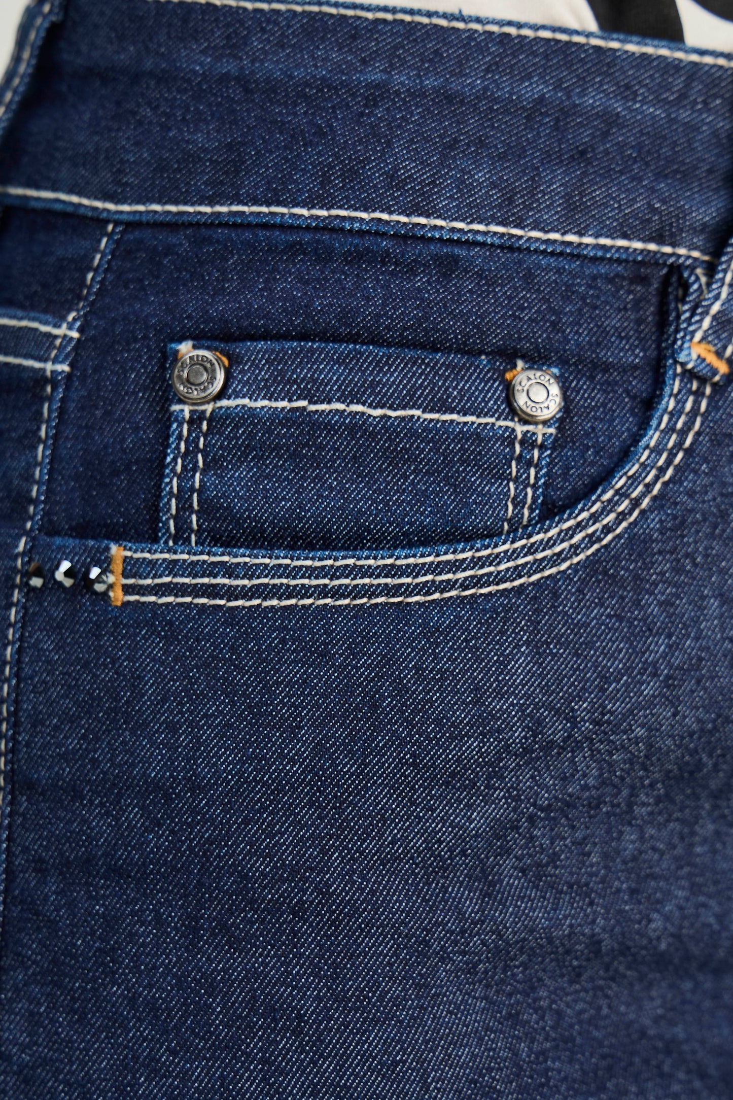 calça jeans skinny cintura intermediária com pespontos interrompidos