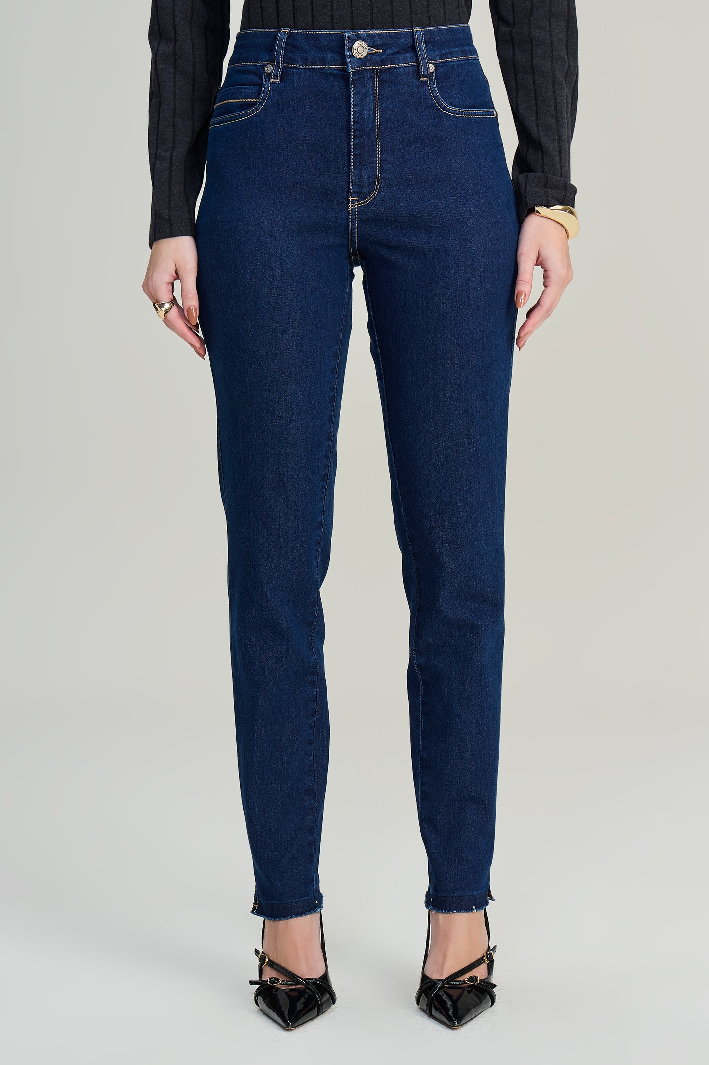 calça jeans skinny cintura intermediária com detalhe bolso traseiro