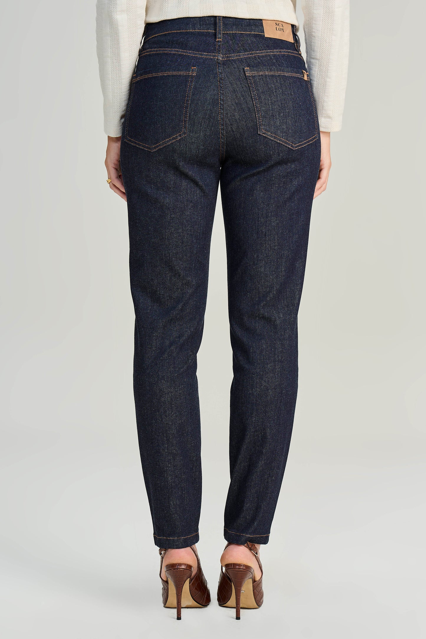 calça jeans skinny cintura intermediária com abertura barra