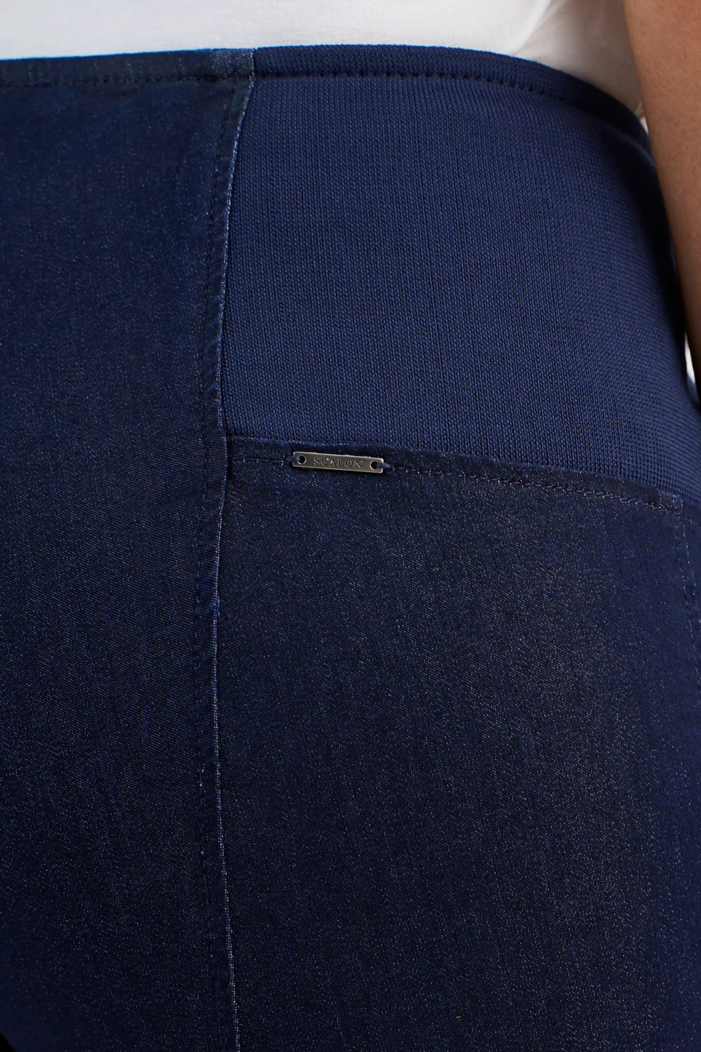 calça jeans skinny cintura intermedíaria cós de tricot largo