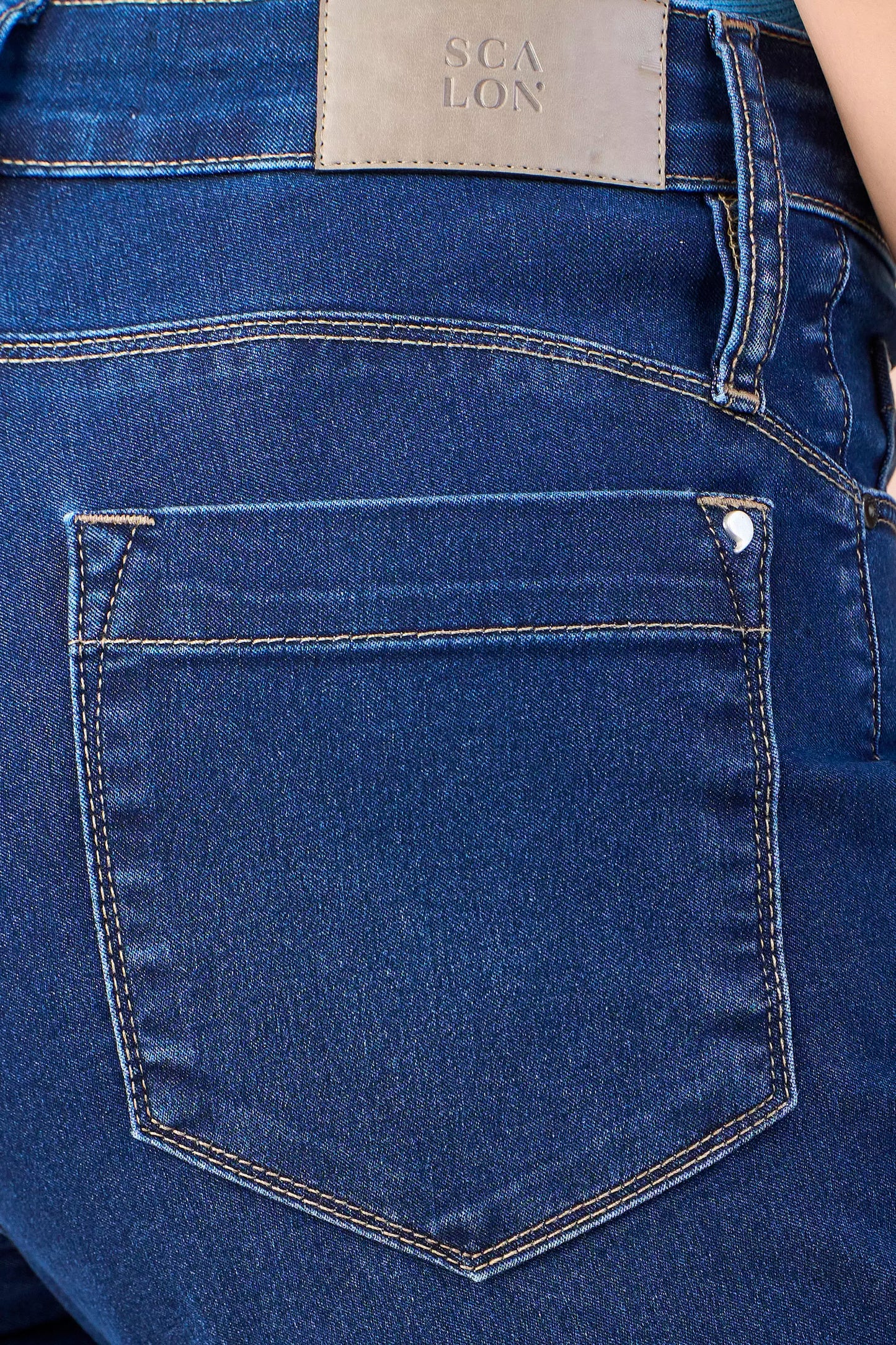 calça jeans skinny cintura intermediária com detalhe pespontos