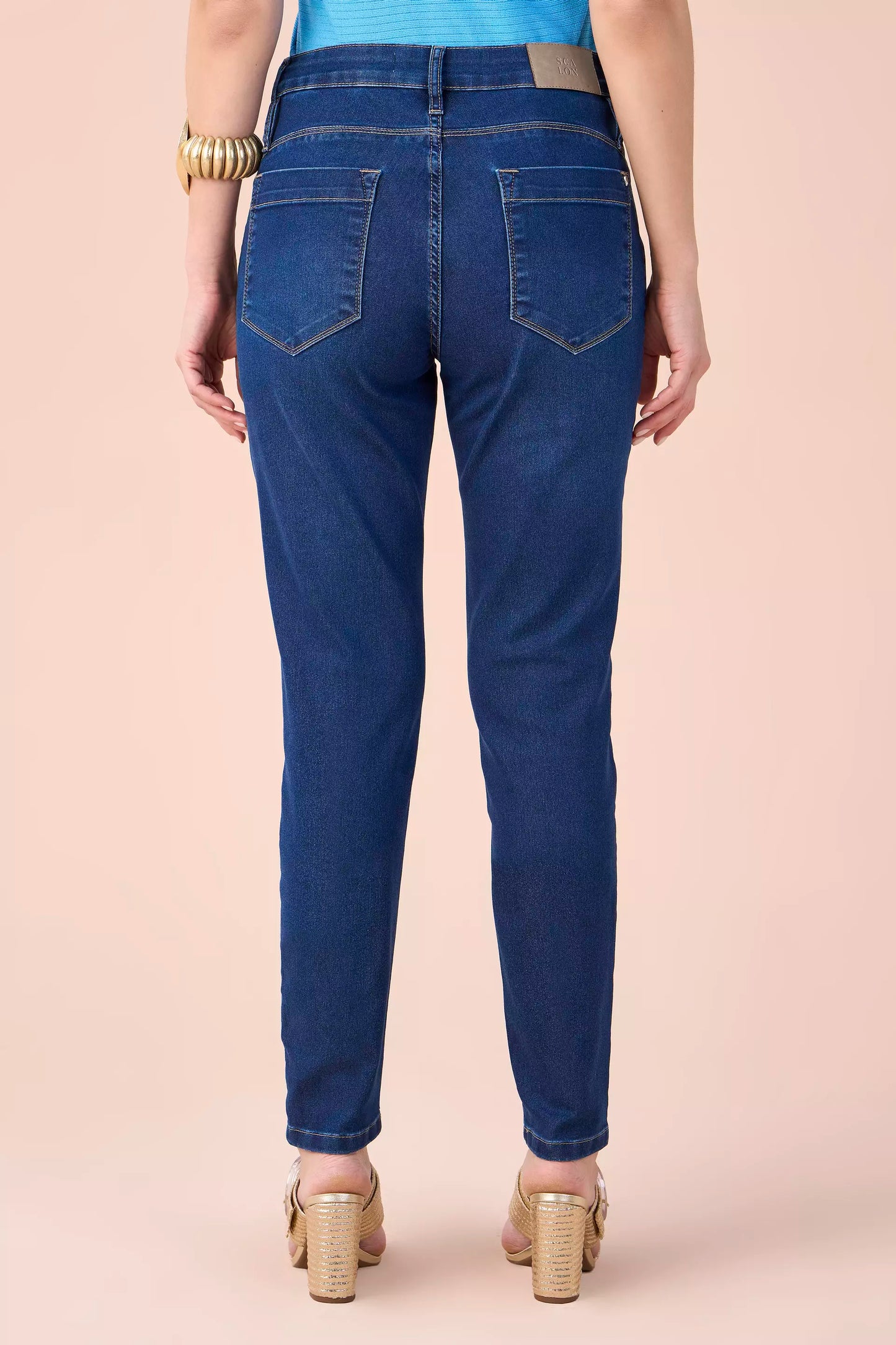 calça jeans skinny cintura intermediária com detalhe pespontos