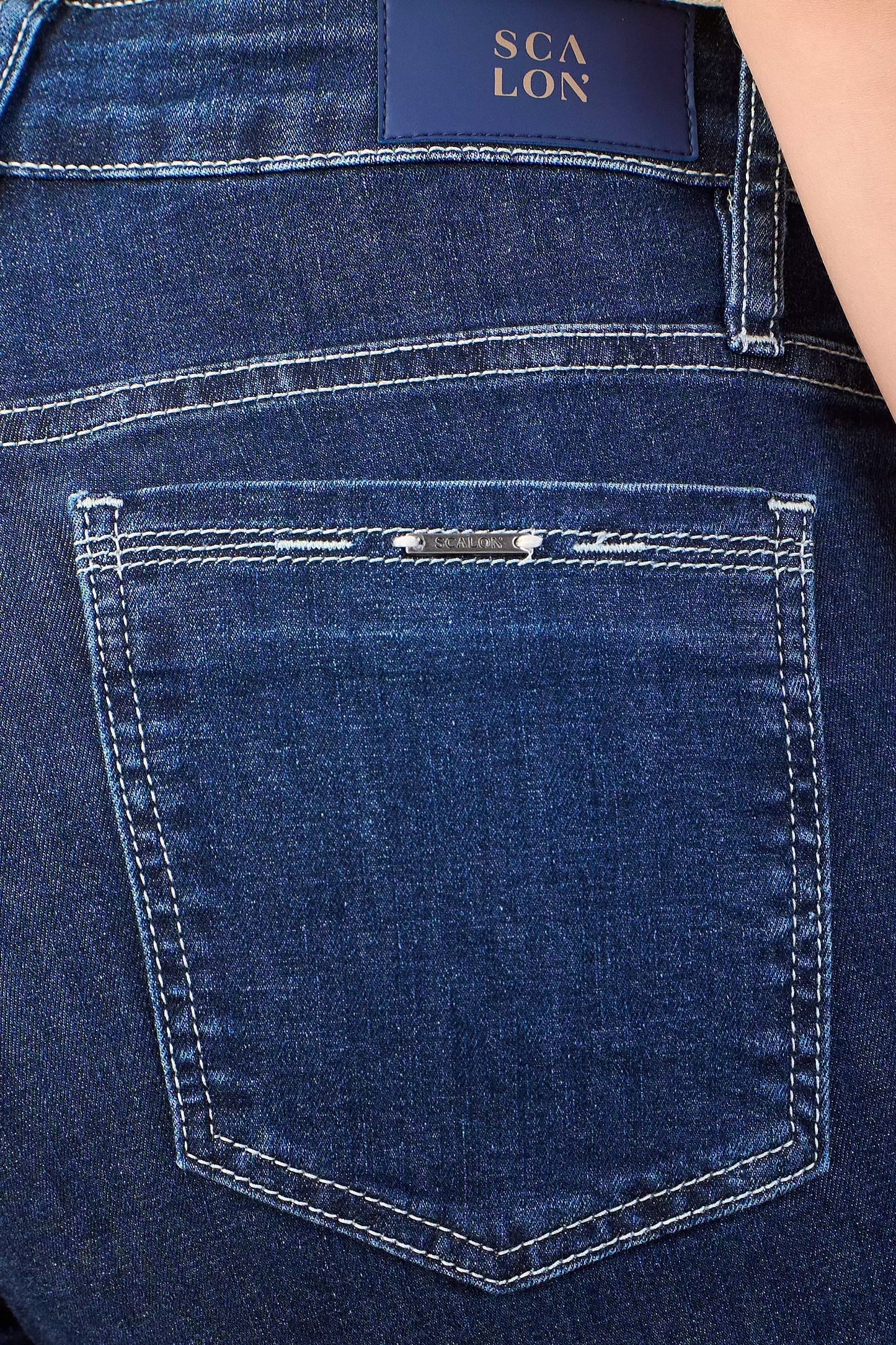 calça jeans skinny cintura intermedíaria pesponto interrompido