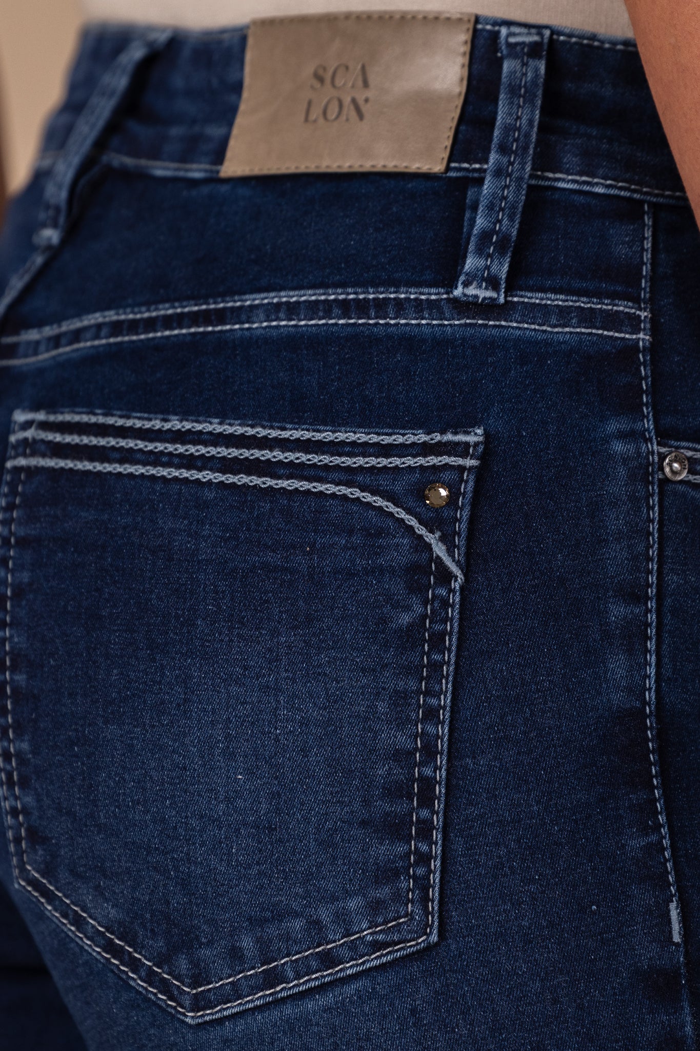 calça jeans skinny cintura intermediária com ponto corrente e cristais