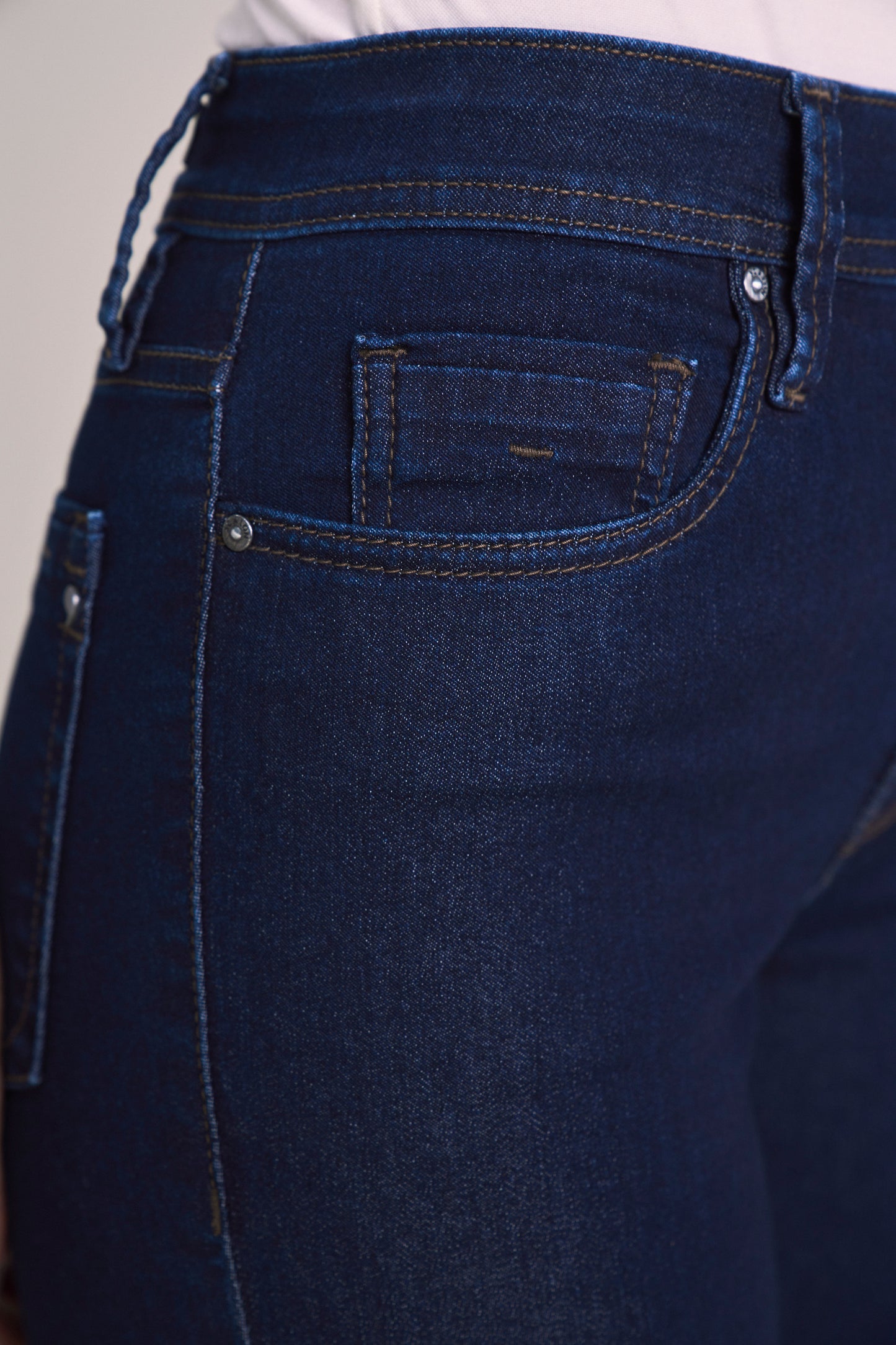 calça jeans skinny cinturaintermediária detalhe nos bolsos traseiros