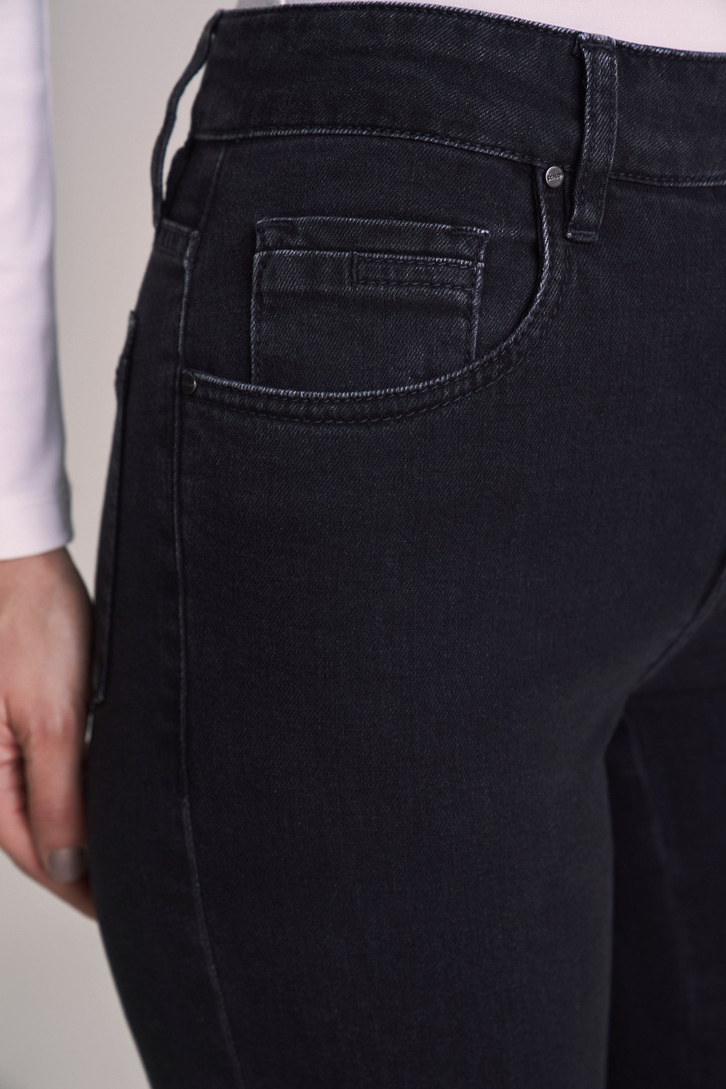 calça jeans black skinny cintura intermediária com cristais