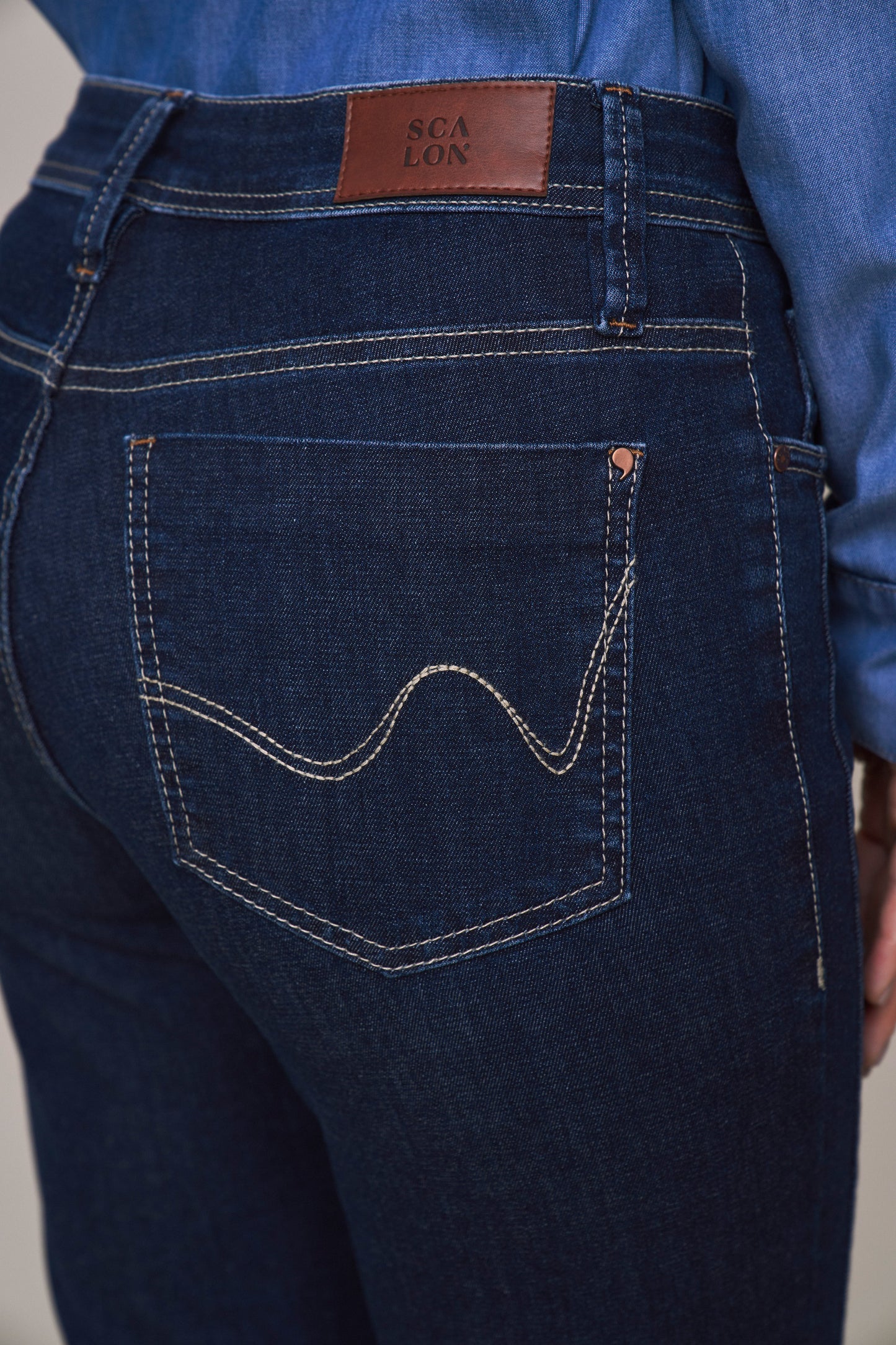 calça jeans skinny cintura intermediária com detalhe recorte