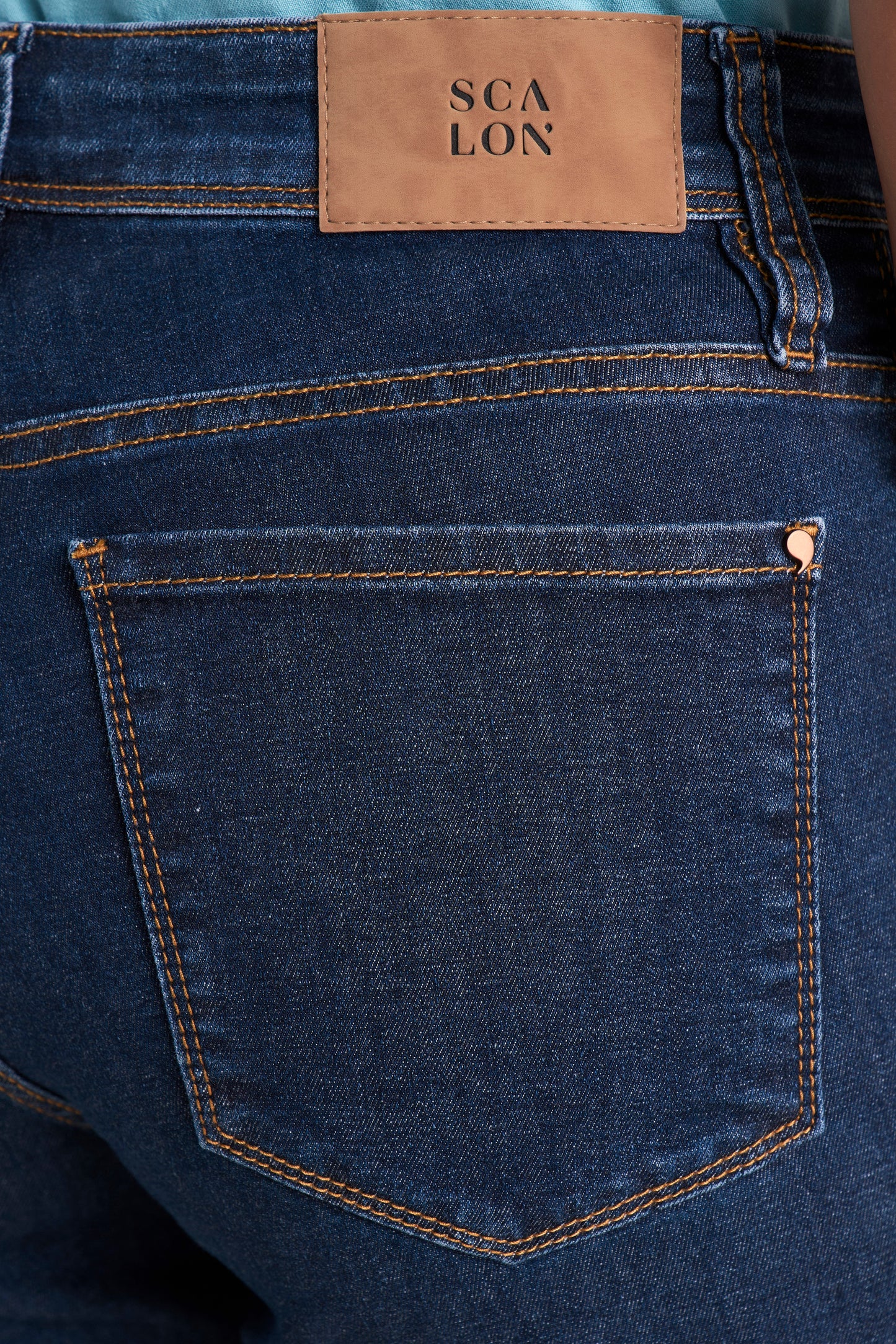 Calça Jeans Skinny Cintura Intermediária com Detalhe Bolso Relógio