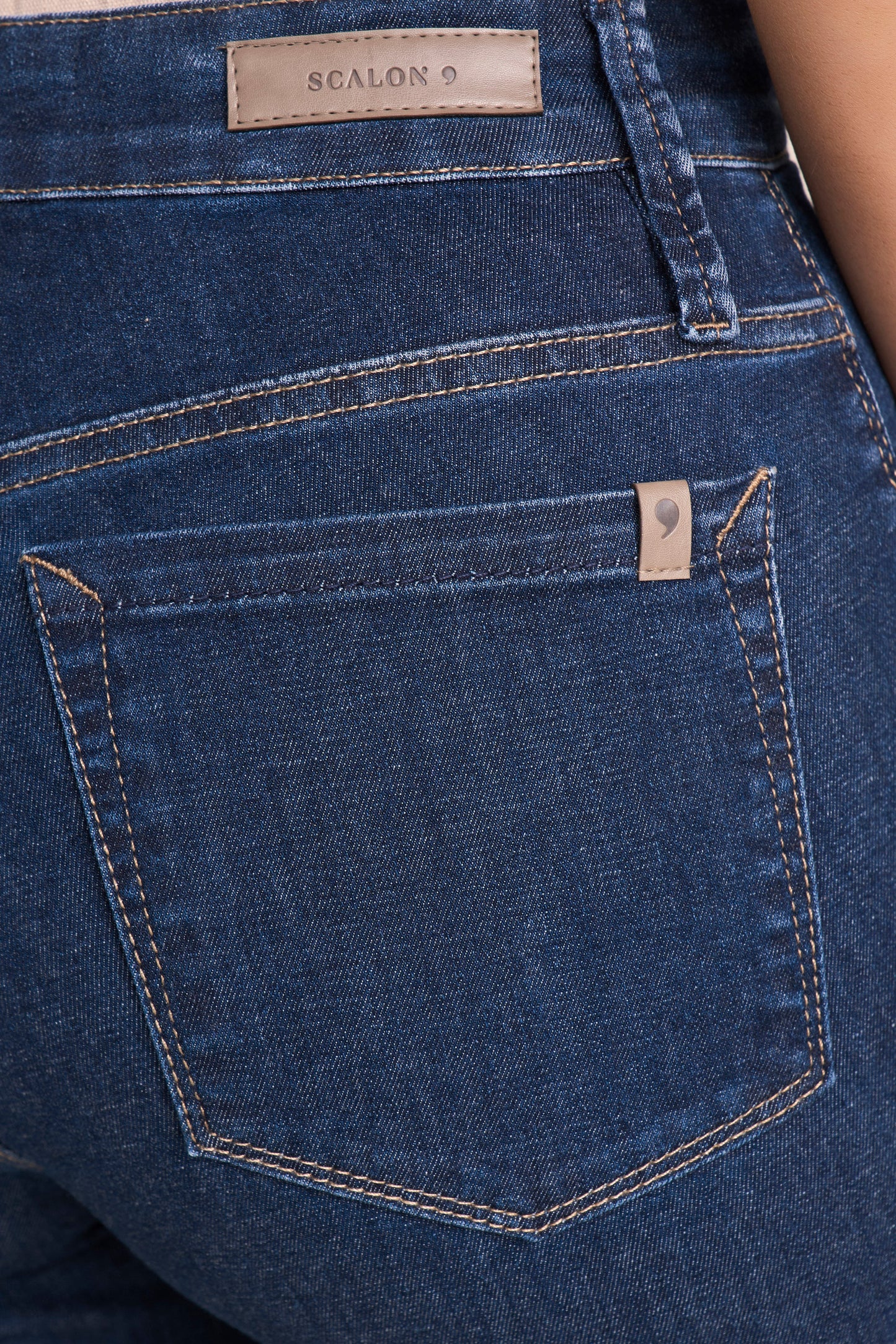 Calça Jeans Skinny Cintura Intermediária com Detalhe Travetes