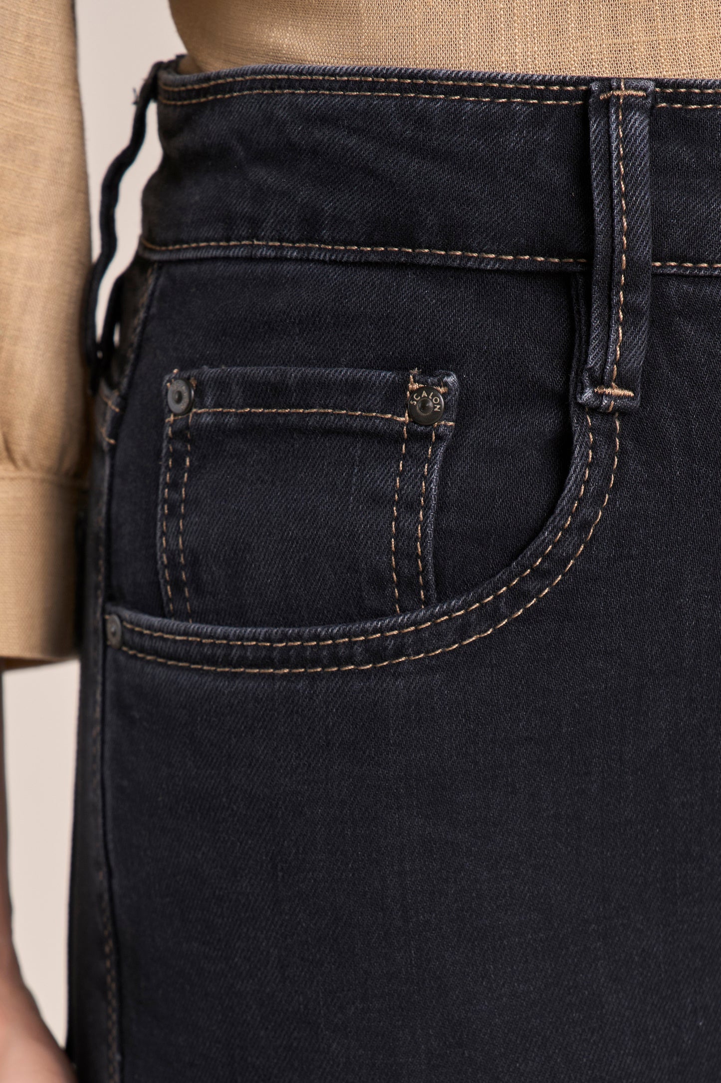 Calça Jeans Black Skinny Cintura Intermediária com Detalhe Nervura