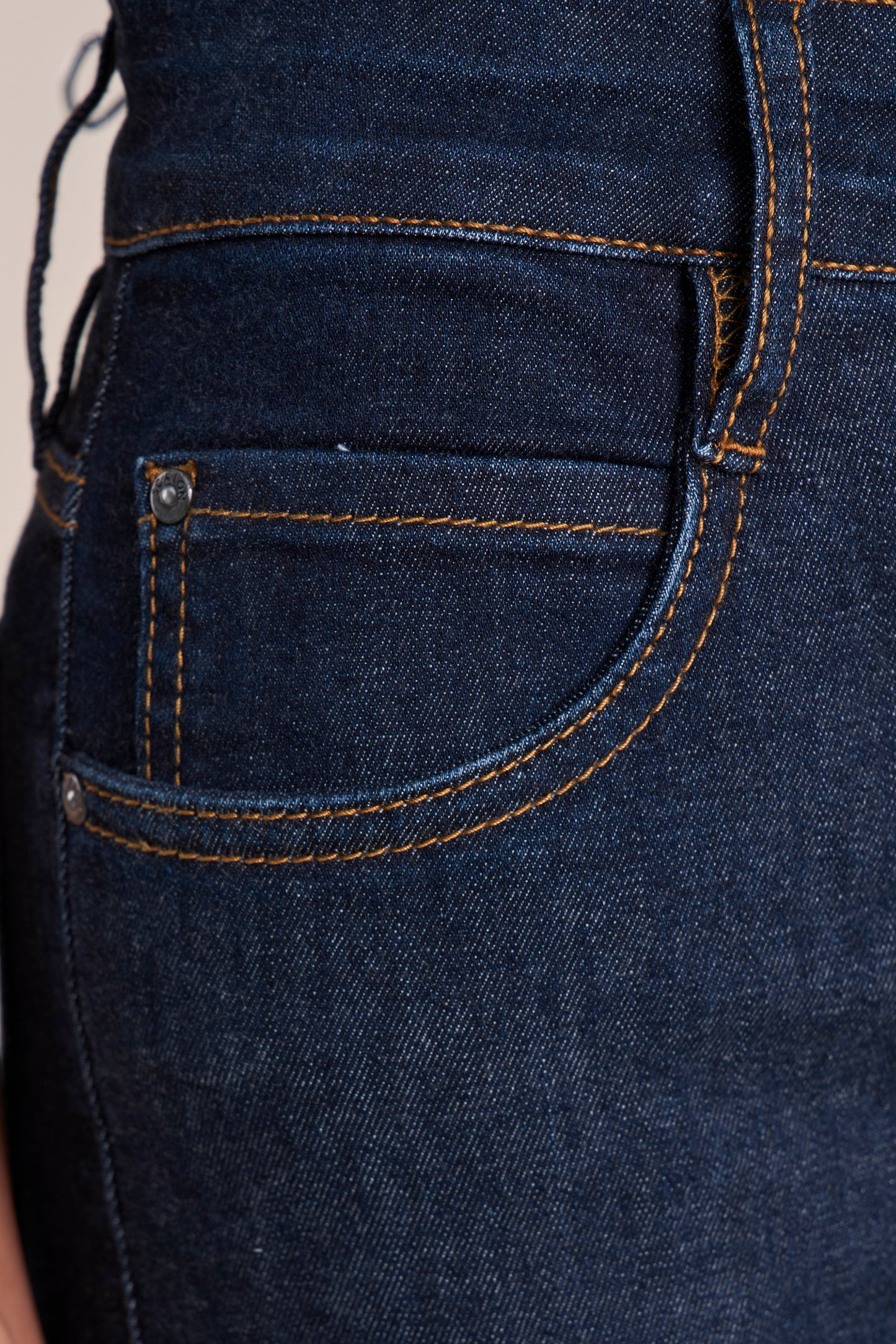 Calça Jeans Skinny Cintura Intermediária com Cristais