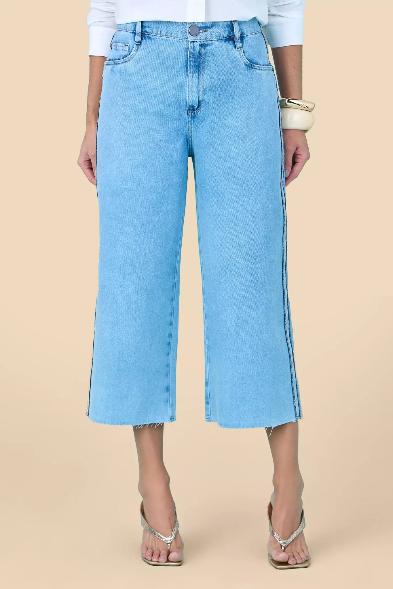 calça jeans pantacourt cintura intermediária com detalhe lateral