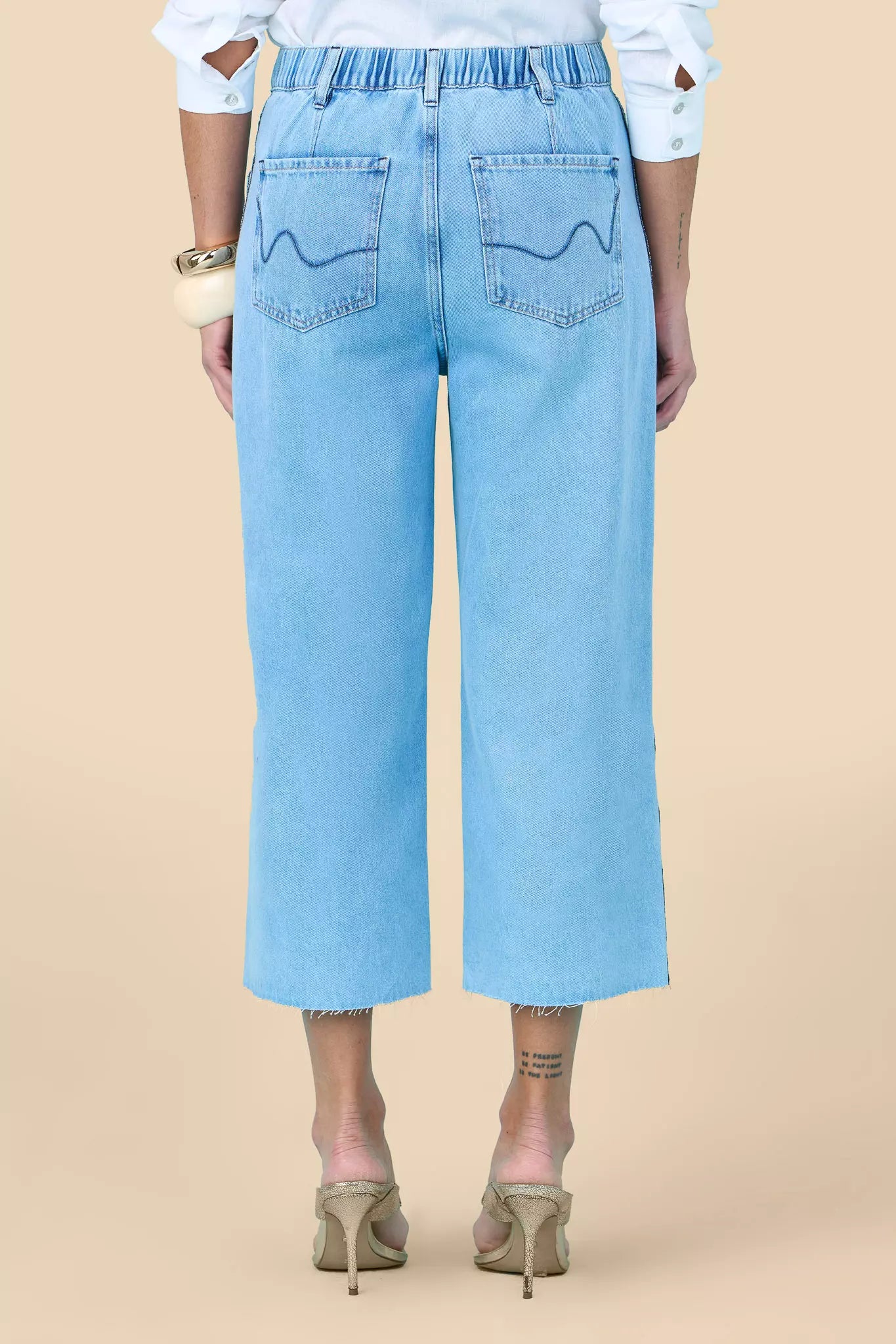 calça jeans pantacourt cintura intermediária com detalhe lateral