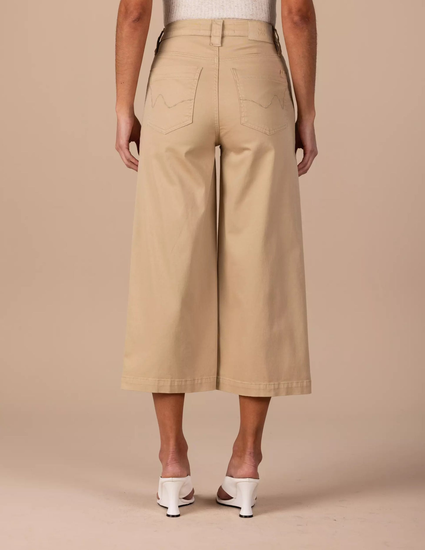 calça sarja pantacourt cintura intermediária com bordado