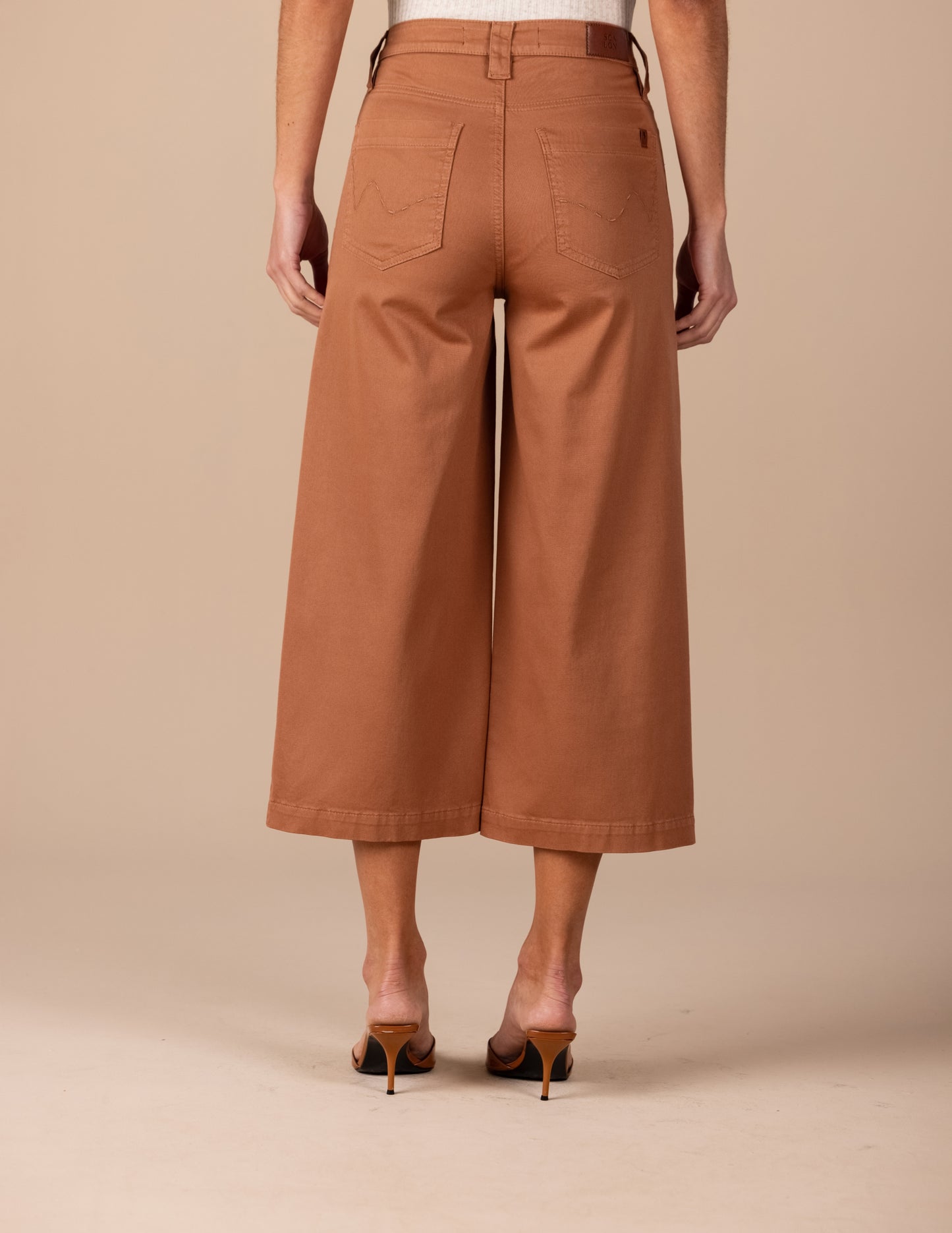 calça sarja pantacourt cintura intermediária com bordado