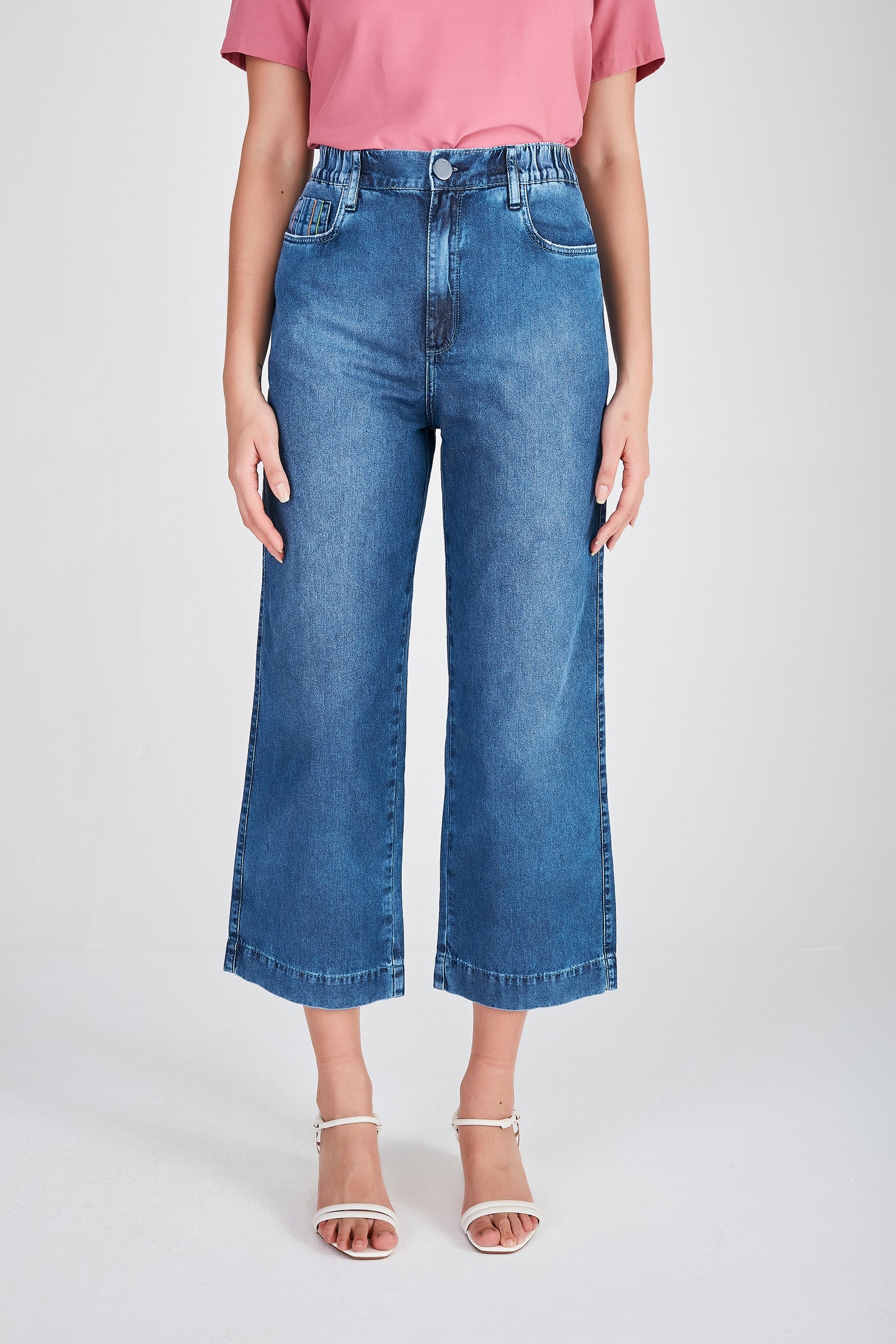 calça jeans pantacourt cintura intermediária com bordado pesponto