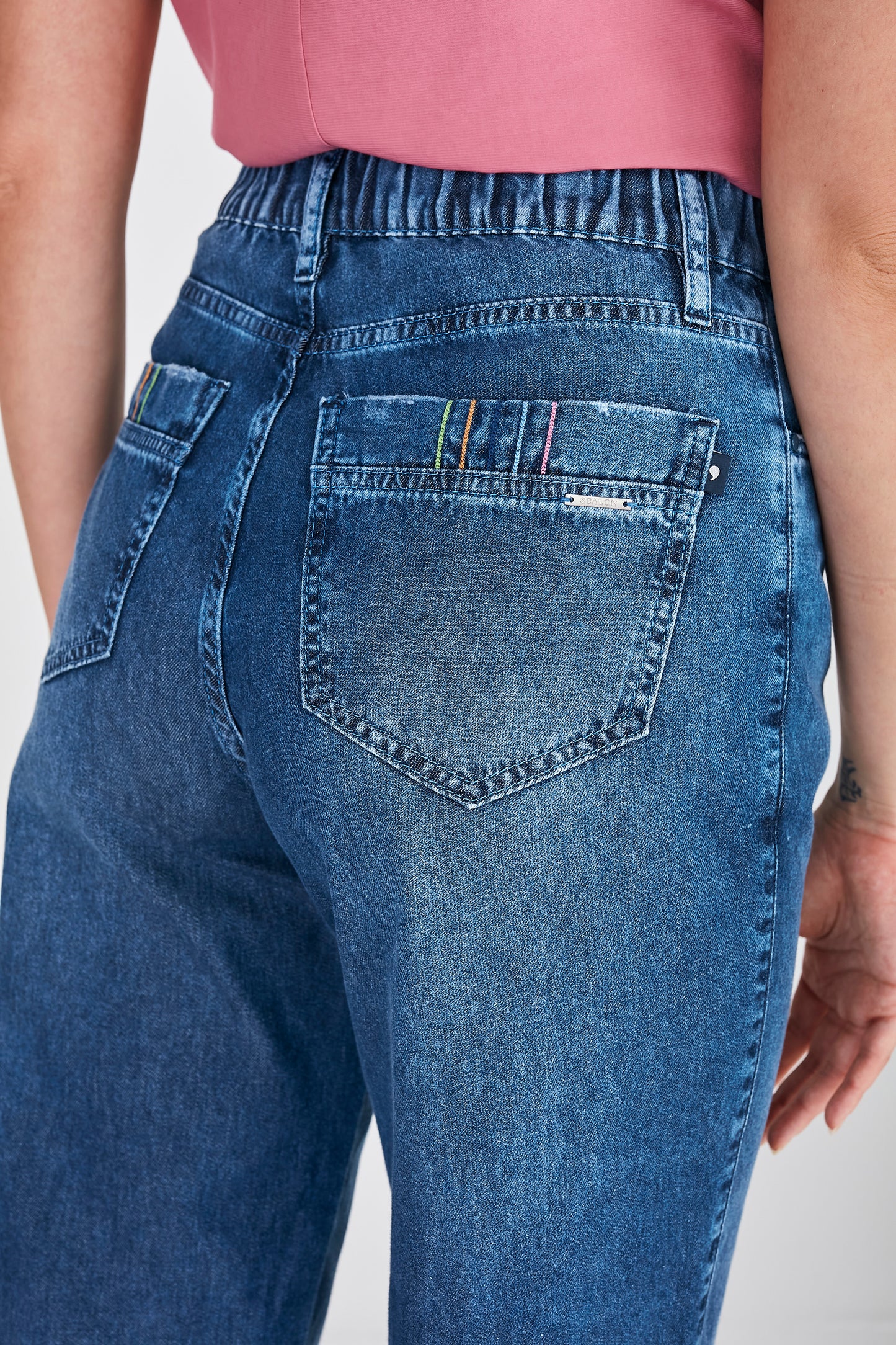 calça jeans pantacourt cintura intermediária com bordado pesponto