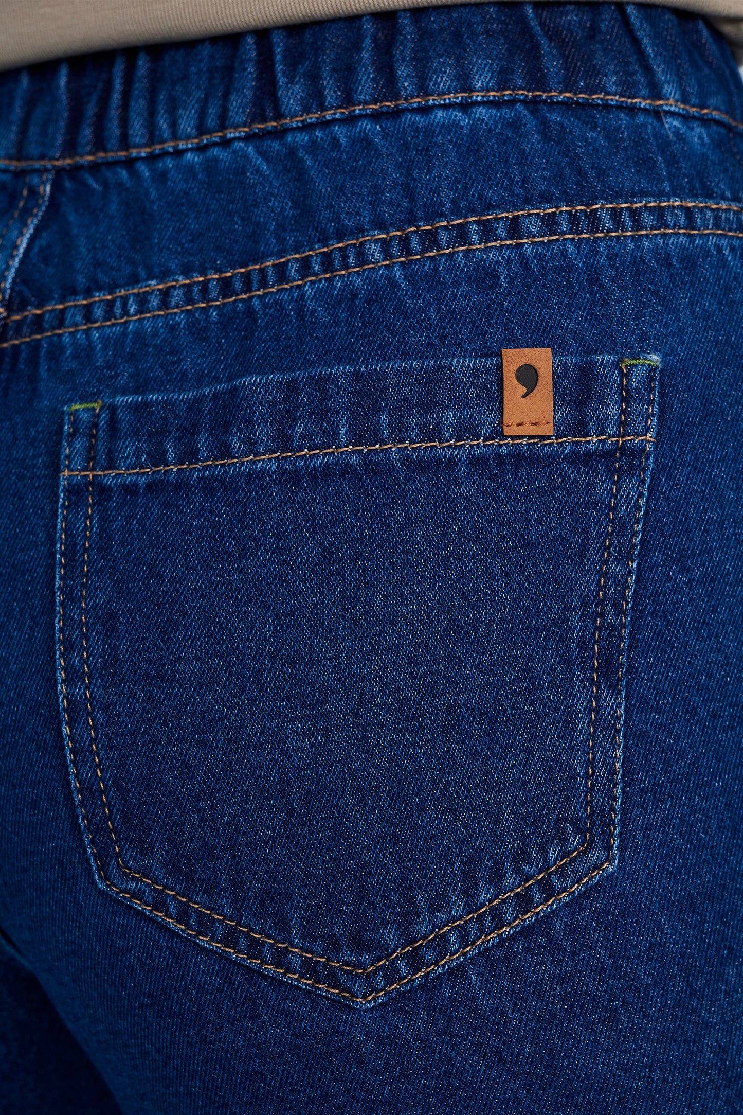 calça jeans pantacourt cintura intermediária com recortes frontais