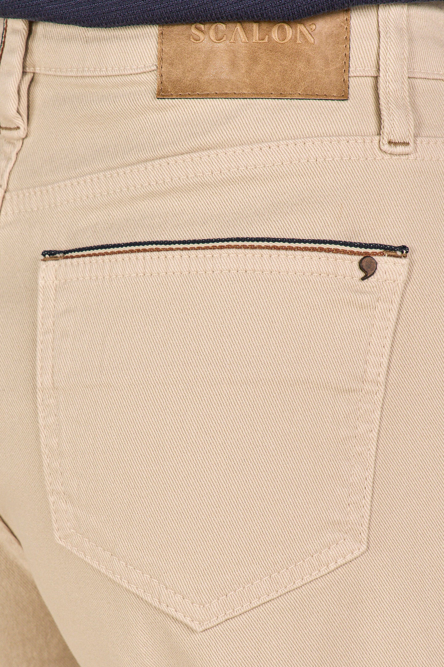 calça sarja pantacourt cintura intermediária com friso