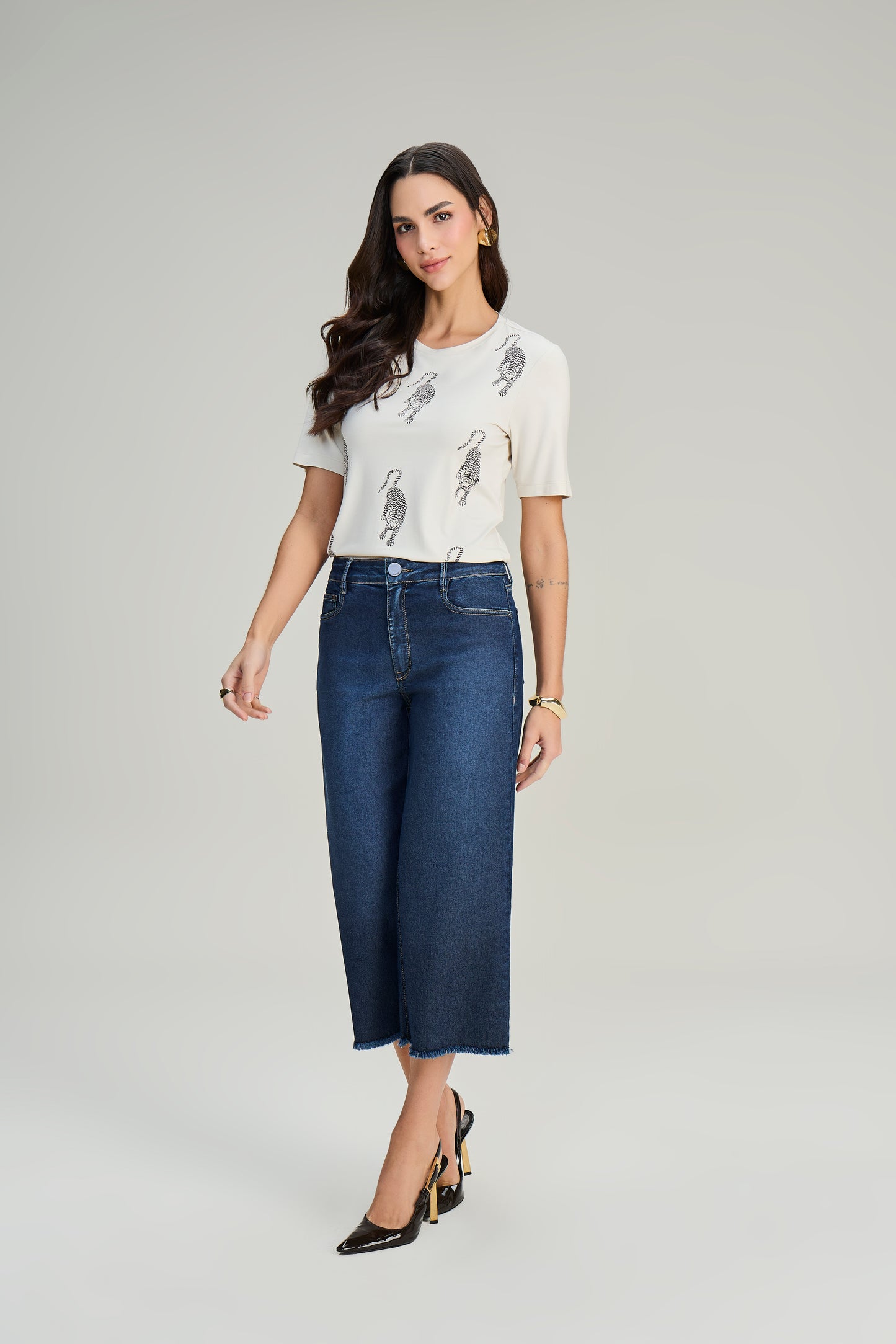 calça jeans pantacourt cintura intermediária com barra desfiada