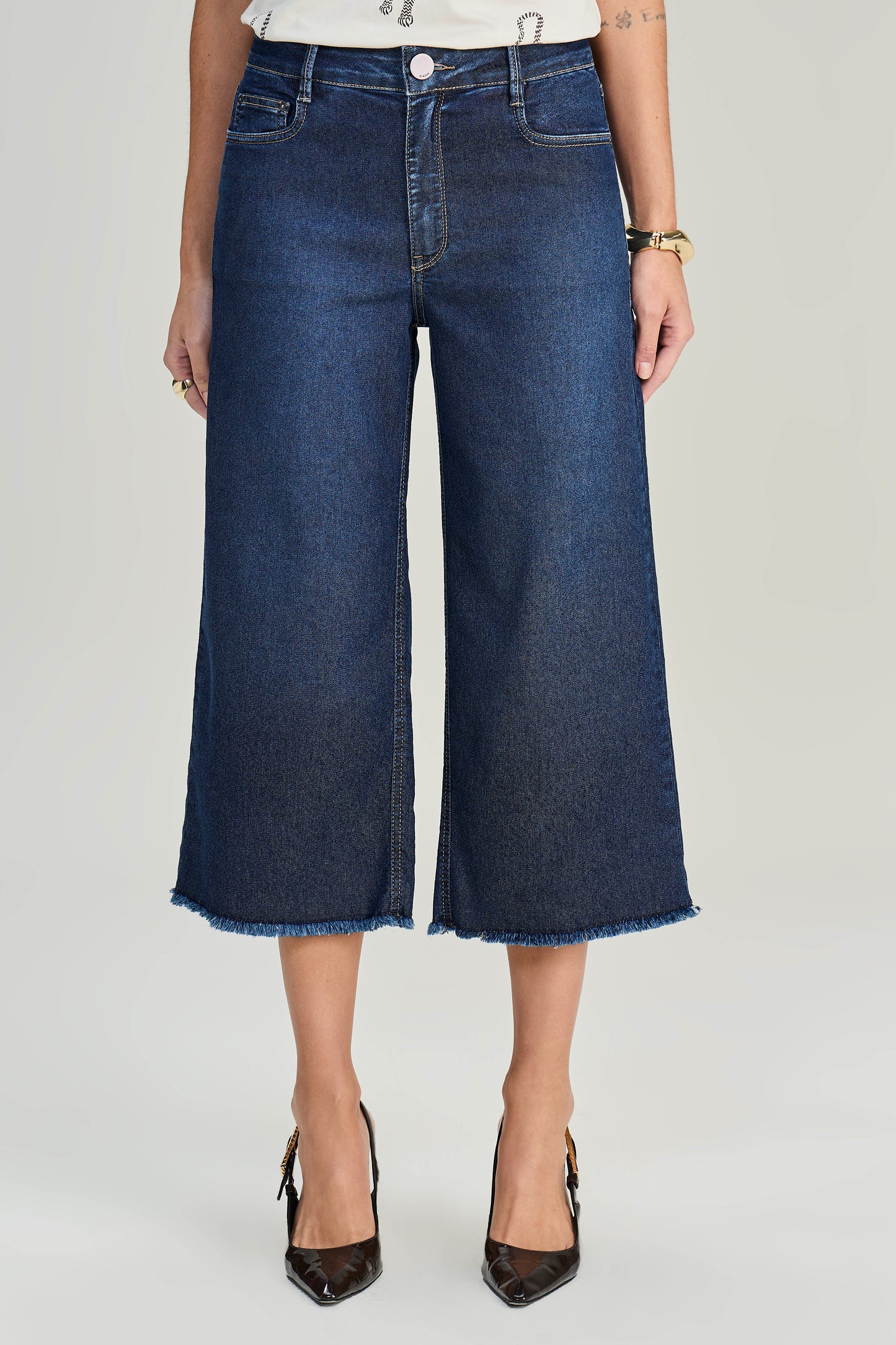 calça jeans pantacourt cintura intermediária com barra desfiada