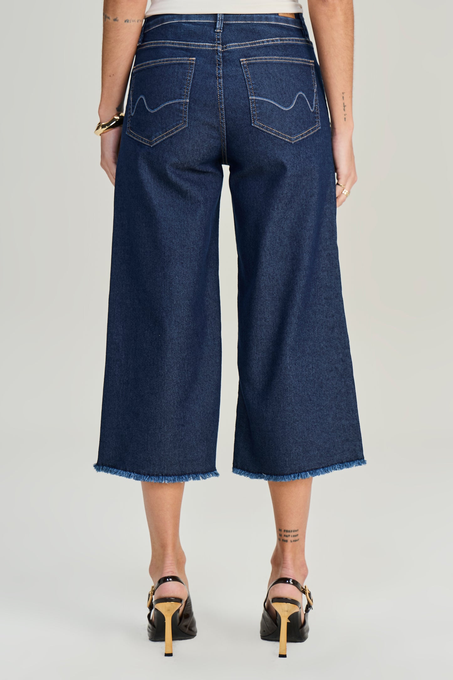 calça jeans pantacourt cintura intermediária com barra desfiada