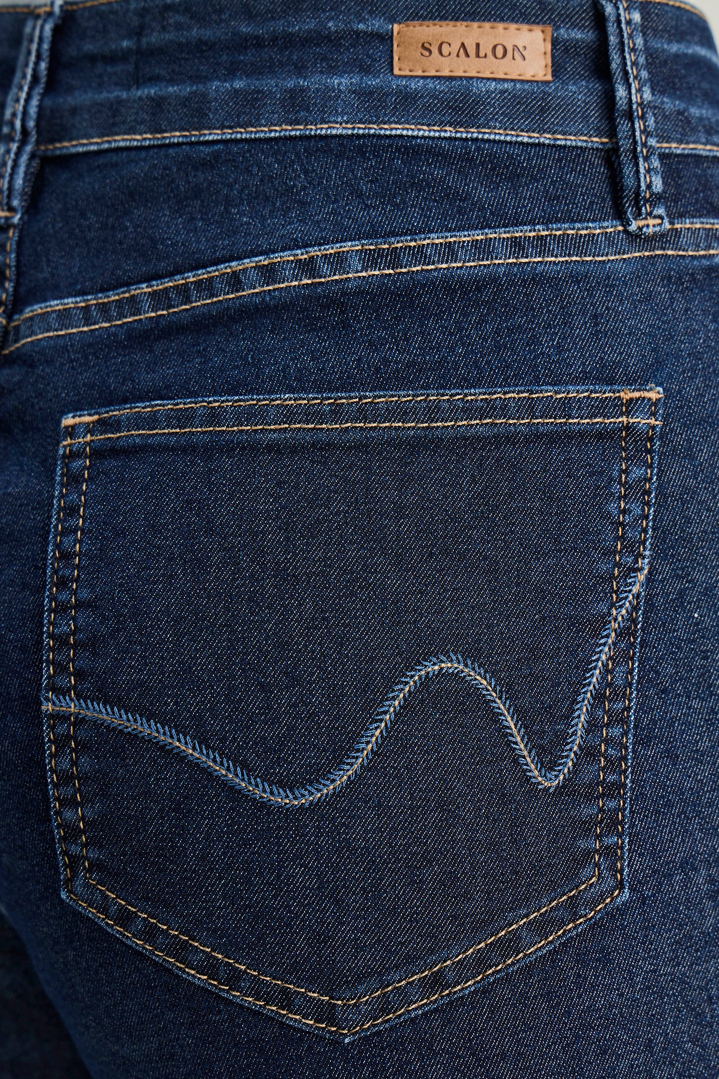 calça jeans pantacourt cintura intermediária com barra desfiada