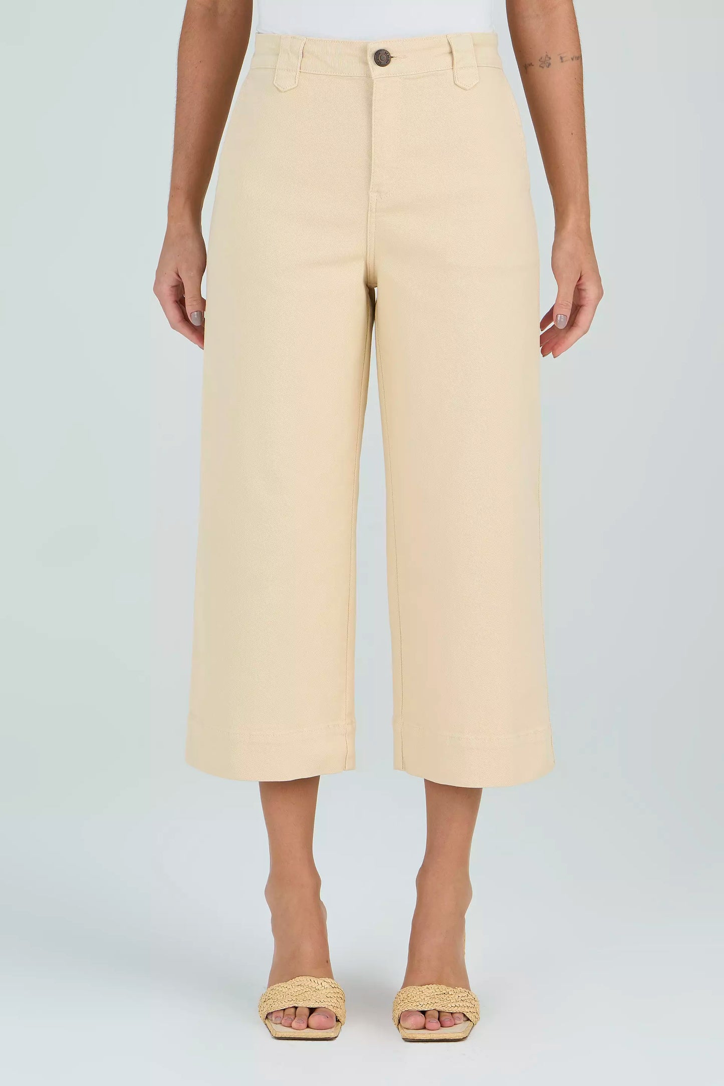 calça sarja pantacourt cintura intermediária com detalhe passante