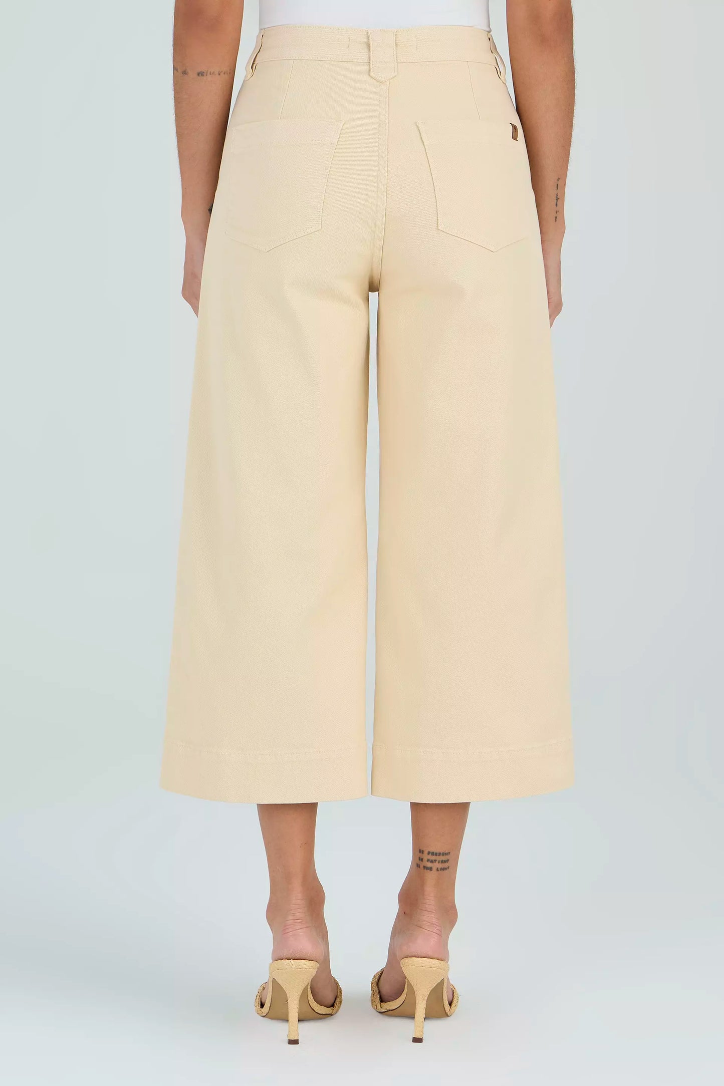 calça sarja pantacourt cintura intermediária com detalhe passante